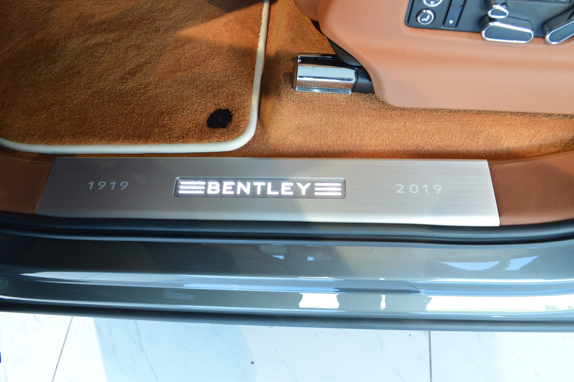 BENTLEY Bentayga V8-image-8