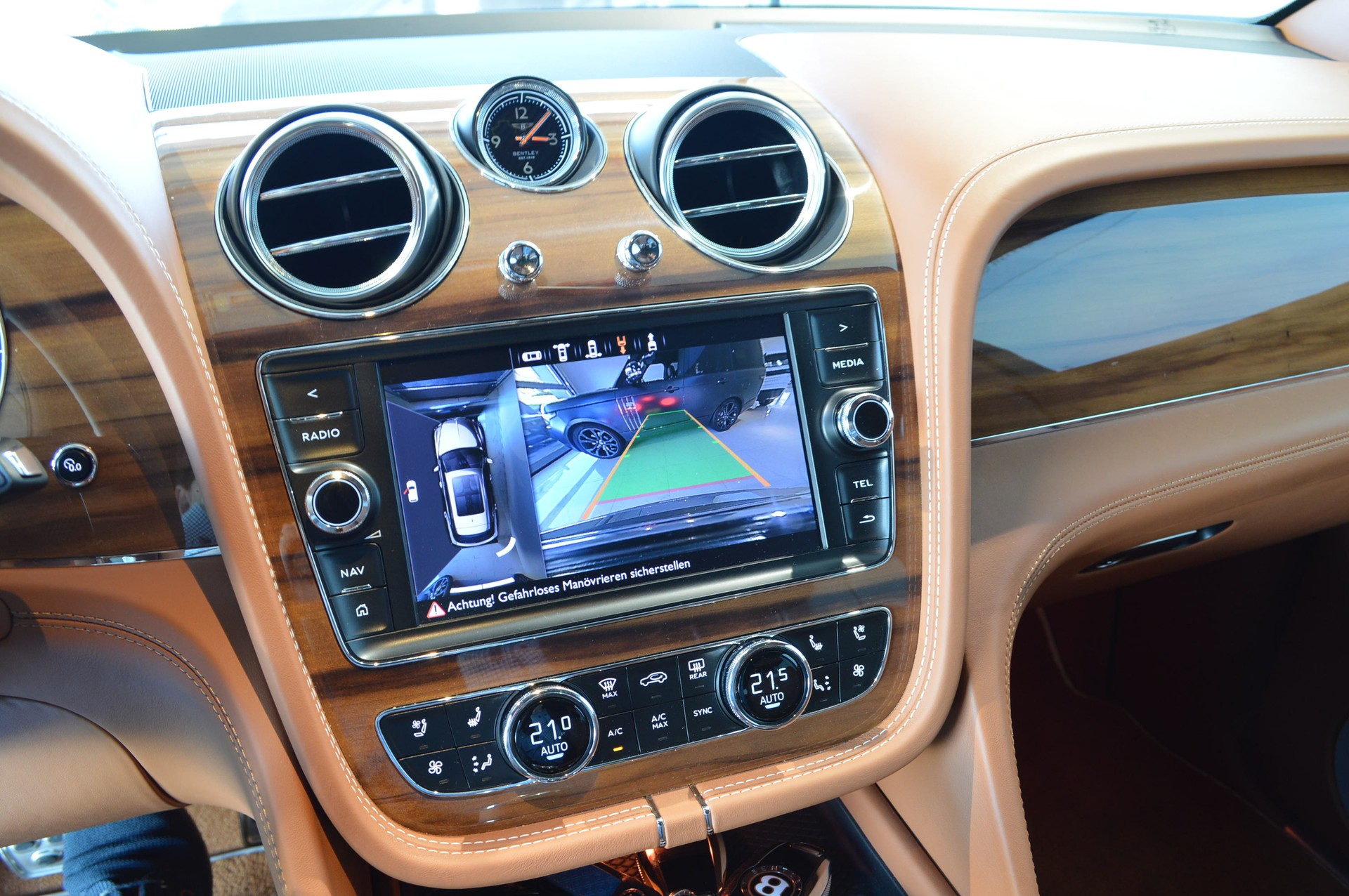 BENTLEY Bentayga V8-image-10