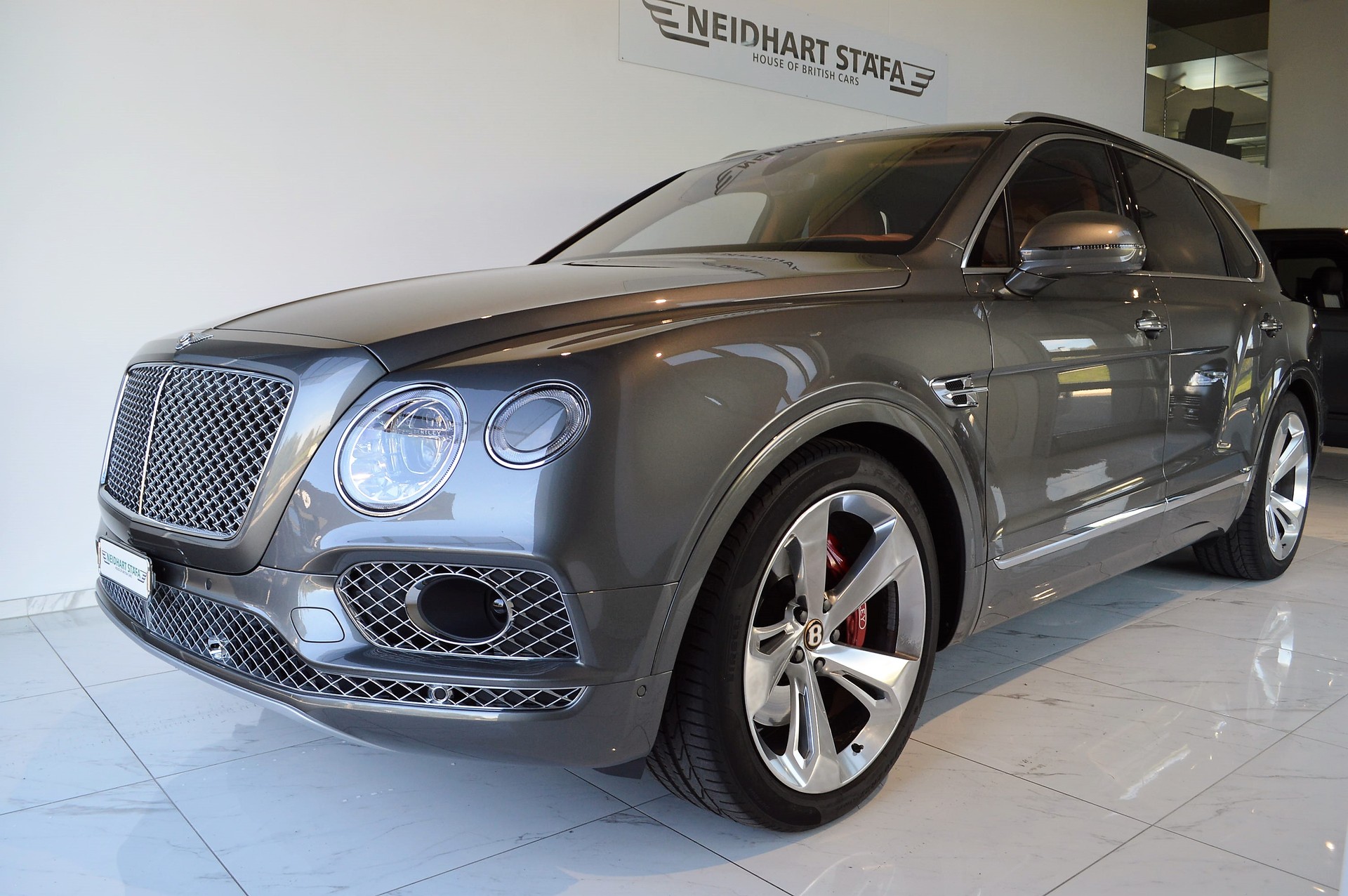 BENTLEY Bentayga V8-image-1
