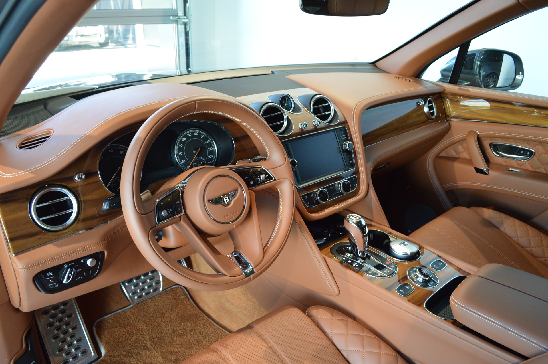 BENTLEY Bentayga V8-image-4