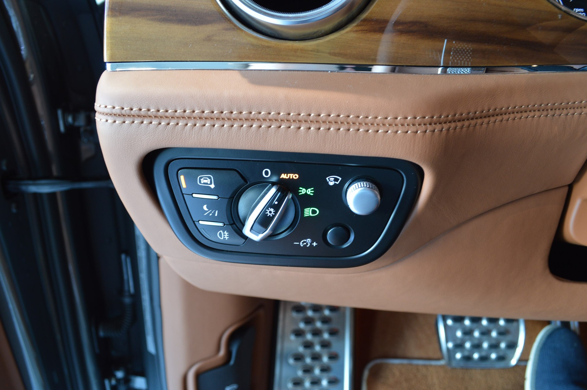 BENTLEY Bentayga V8-image-9