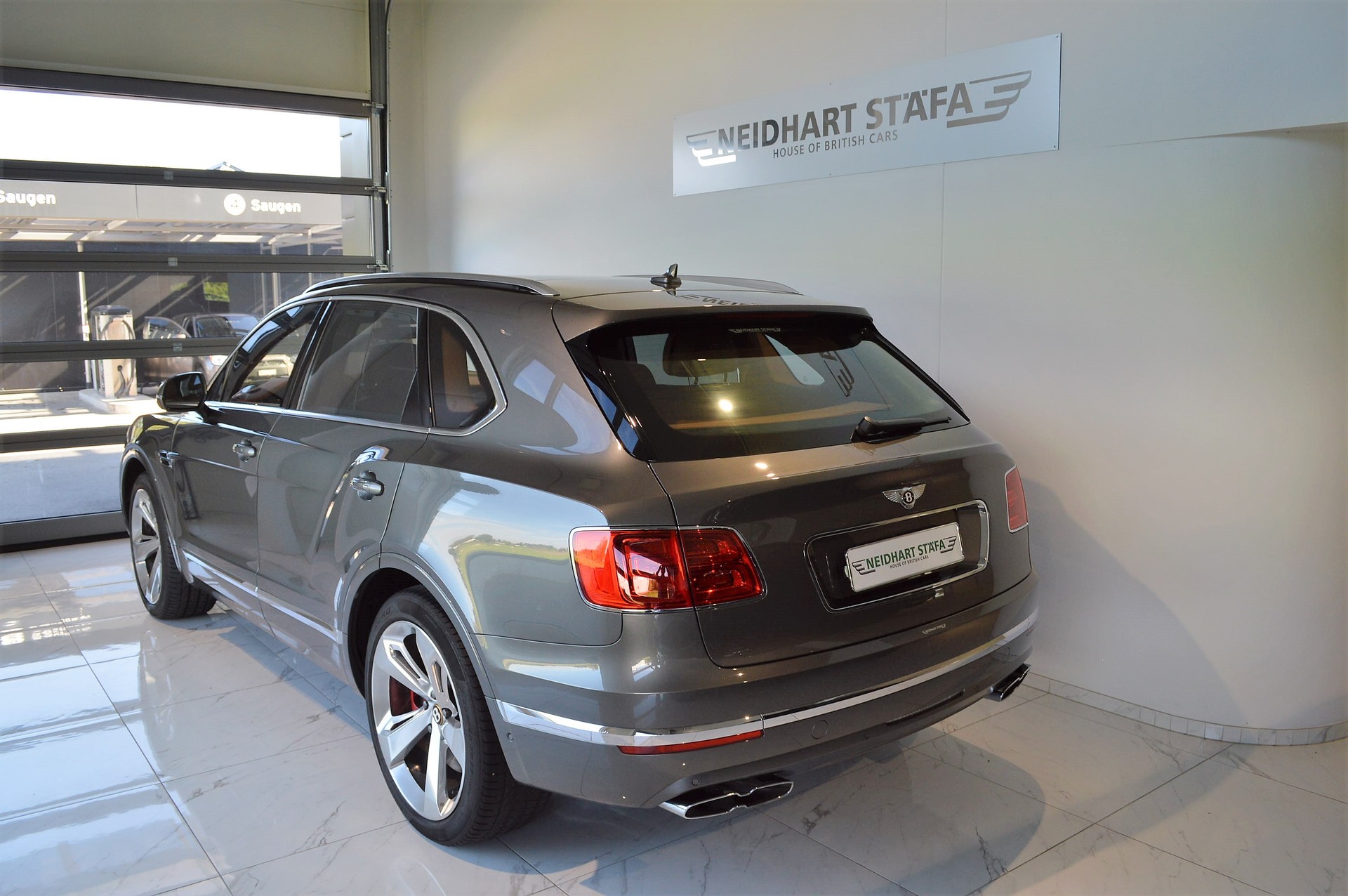 BENTLEY Bentayga V8-image-2