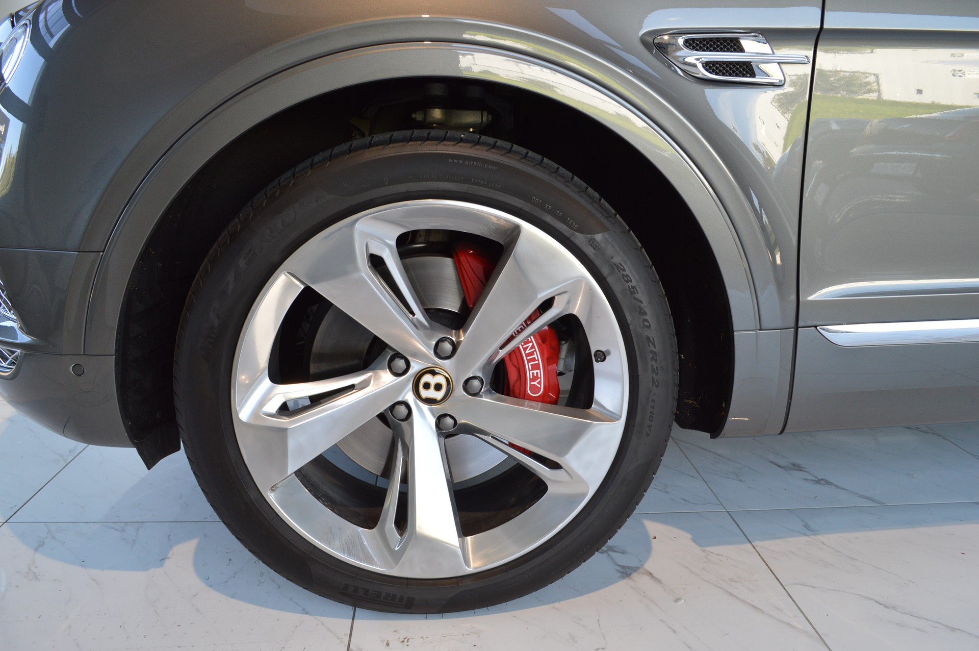 BENTLEY Bentayga V8-image-11