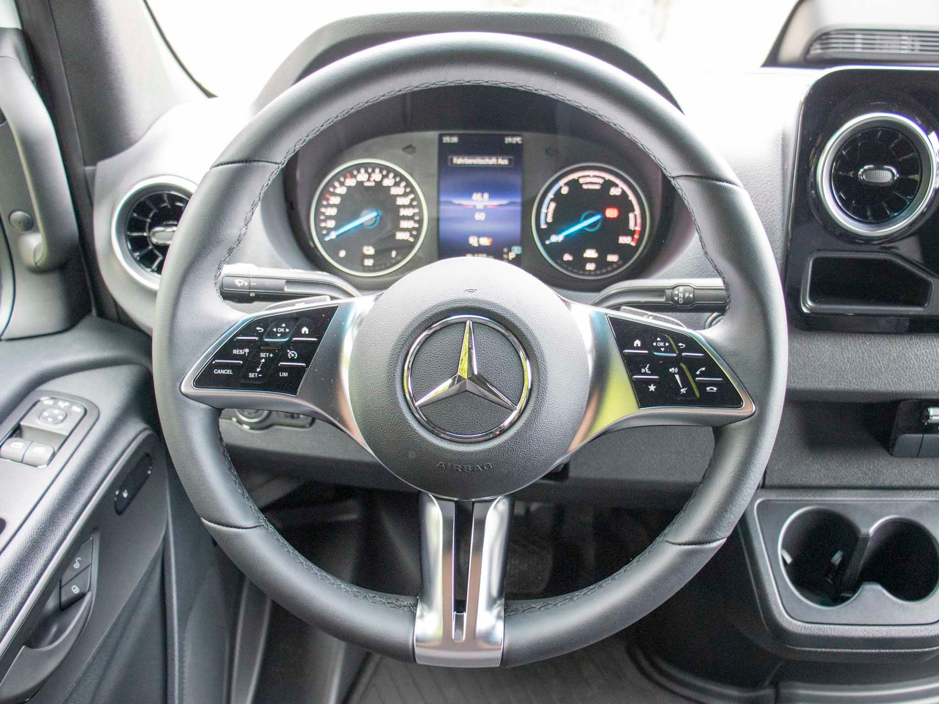 MERCEDES-BENZ eSprinter 320 PRO Lang-image-8