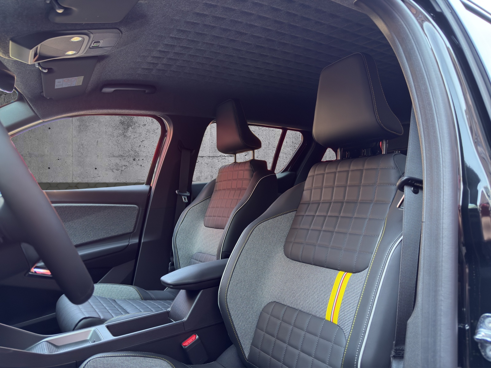 RENAULT R4 E-Tech Comfort Range 52 kWh Iconic-image-9