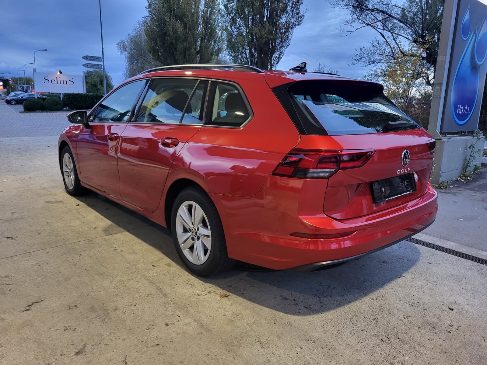 VW Golf Variant 2.0 TDI Life DSG-image-1