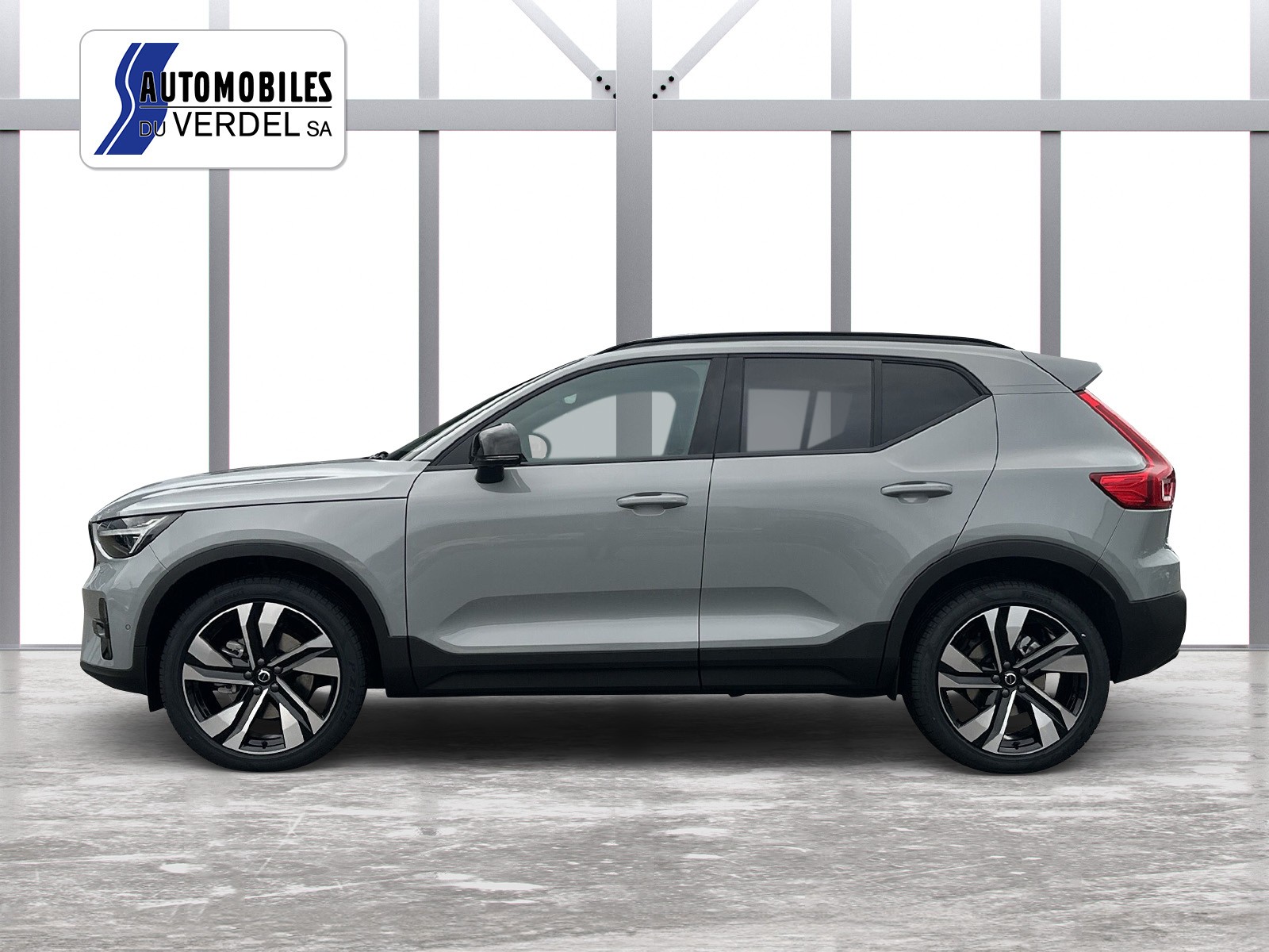 VOLVO XC40 2.0 B4 MH Plus Dark-image-1