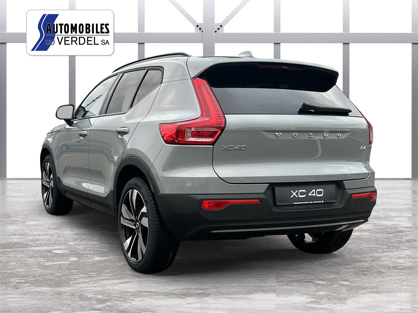 VOLVO XC40 2.0 B4 MH Plus Dark-image-2