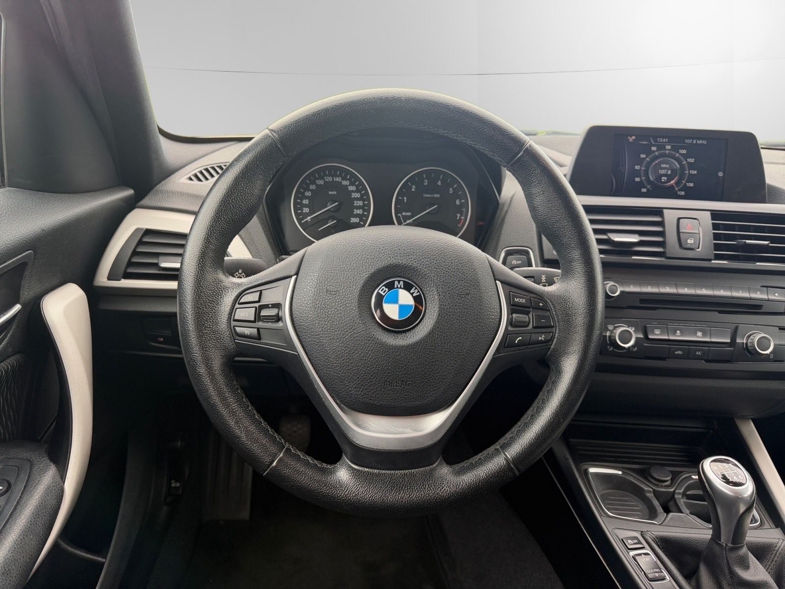 BMW 114i Business-image-11