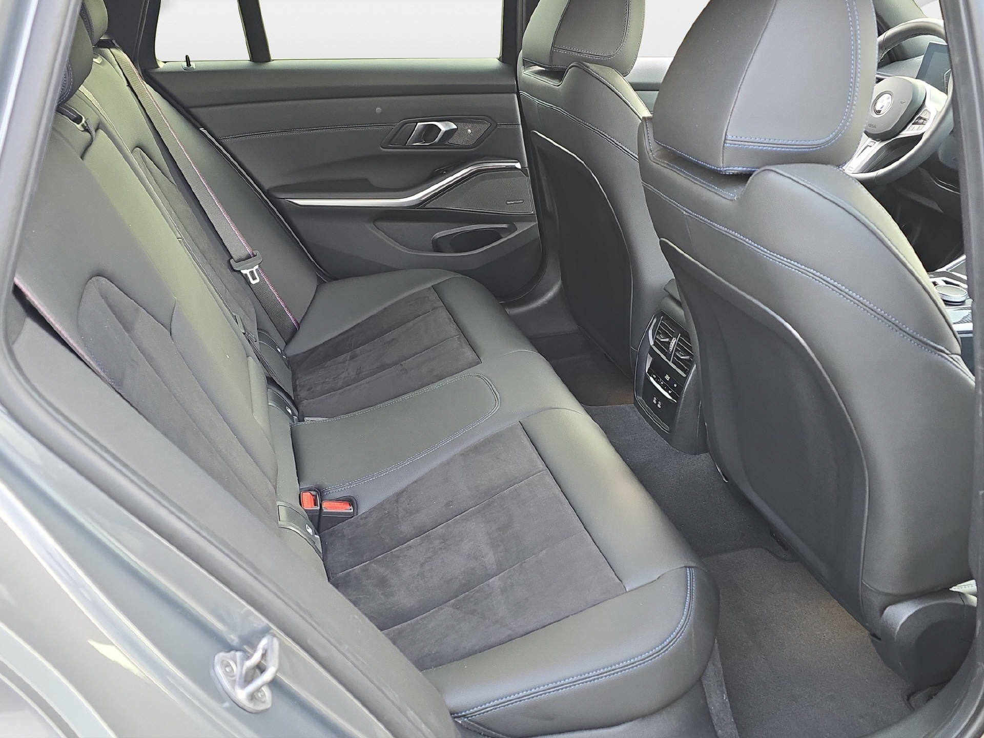 BMW 320d xDrive Touring M Sport ** 5 Jahre GARANTIE // 1'800 kg Anhängelast **-image-10