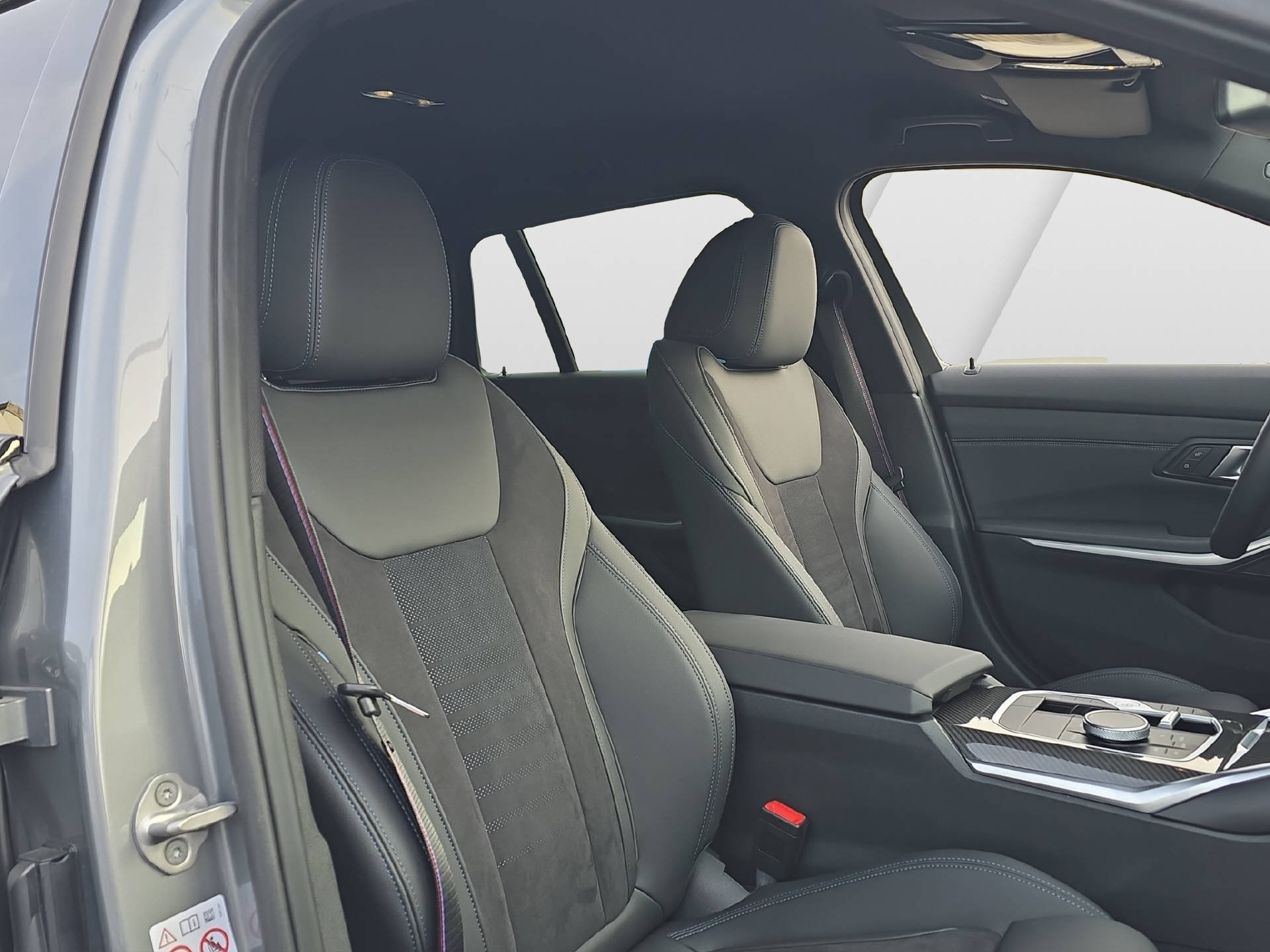 BMW 320d xDrive Touring M Sport ** 5 Jahre GARANTIE // 1'800 kg Anhängelast **-image-8