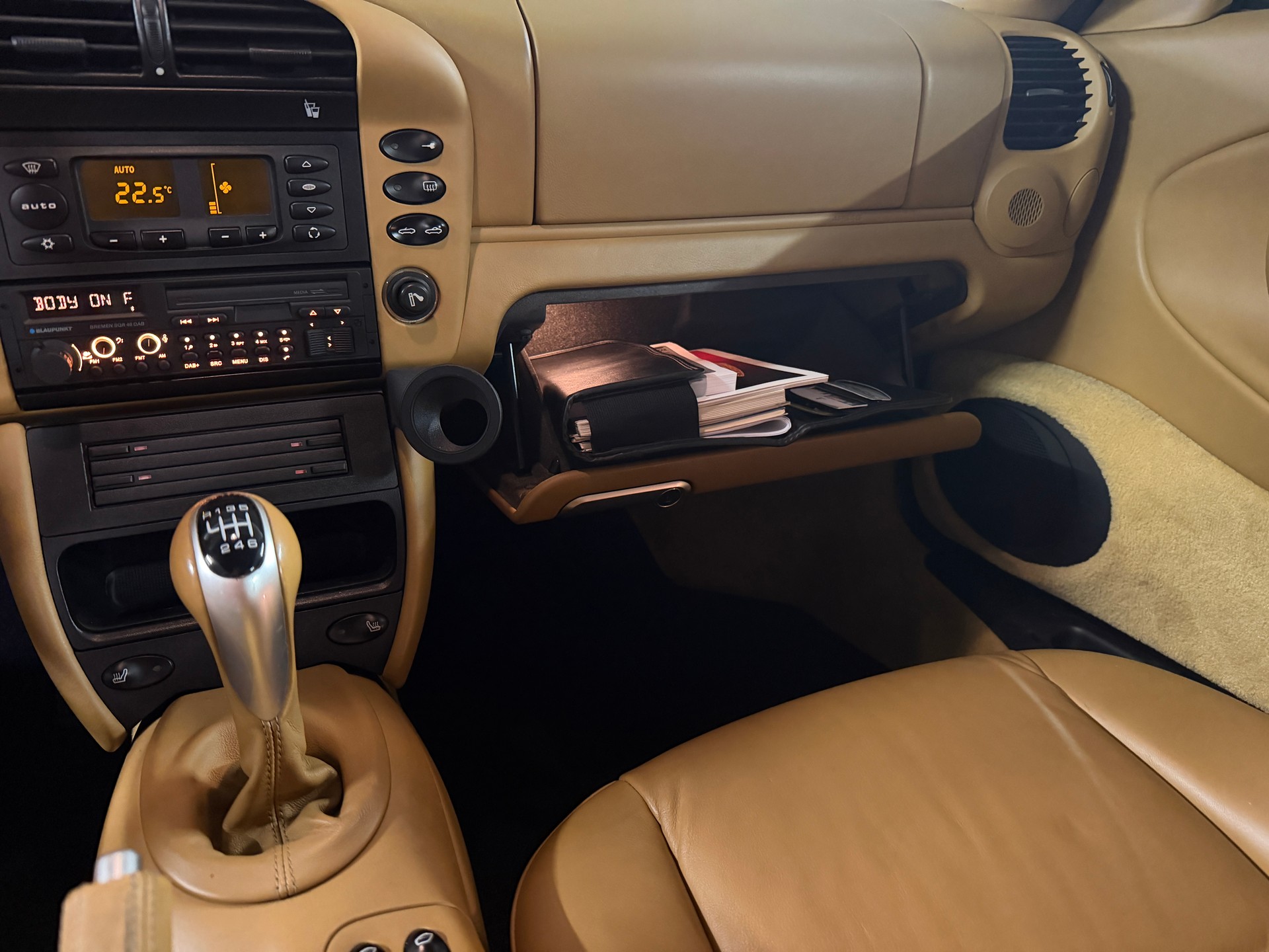 PORSCHE 911 Carrera 4 Cabrio - 3.6 Handschalter-image-4