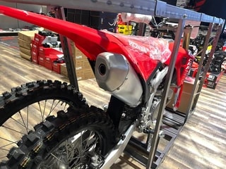 HONDA ** CRF450R ** Neufahrzeug in Kiste-showroom-element-3