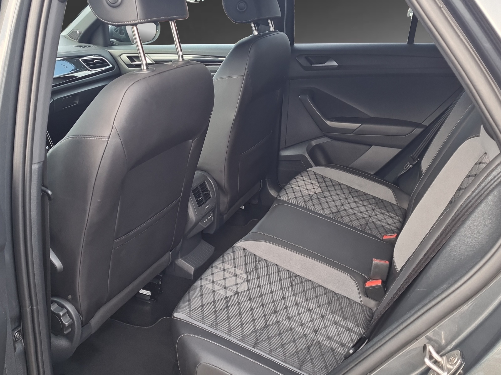 VW T-Roc 2.0 TSI R-Line DSG 4Motion-image-6