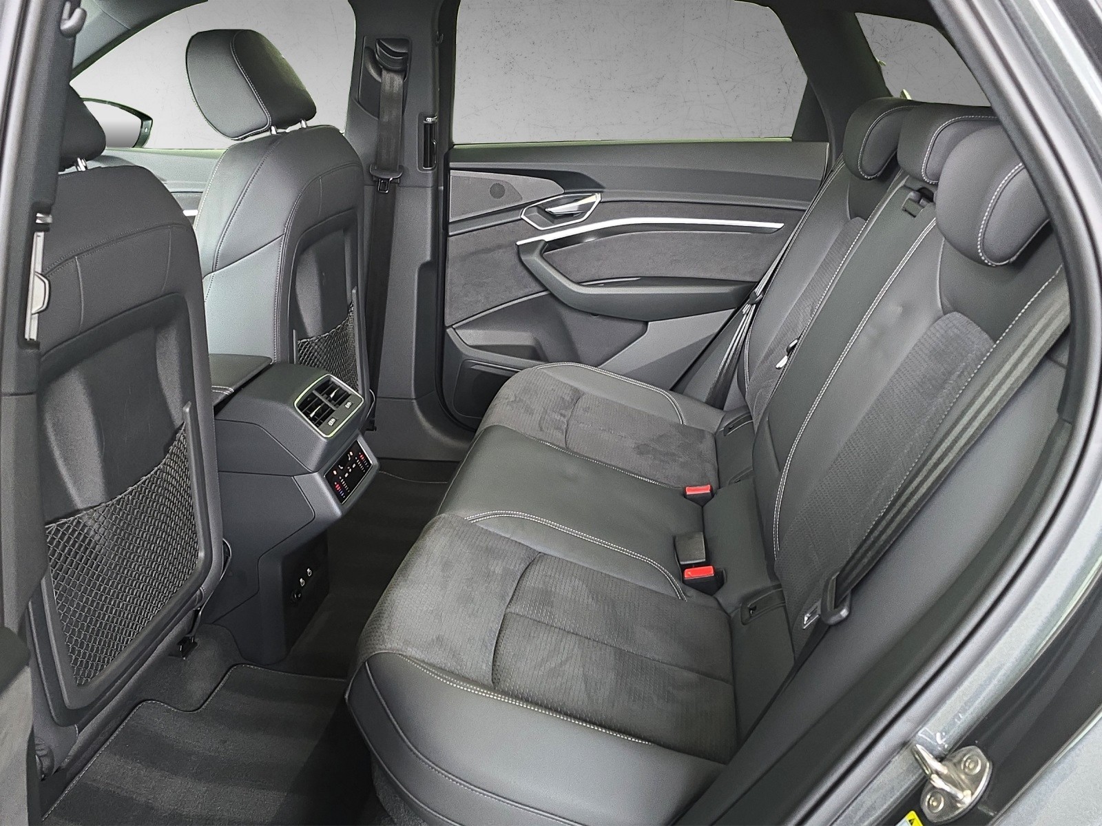 AUDI e-tron 55 S Line Black Edition quattro-image-11