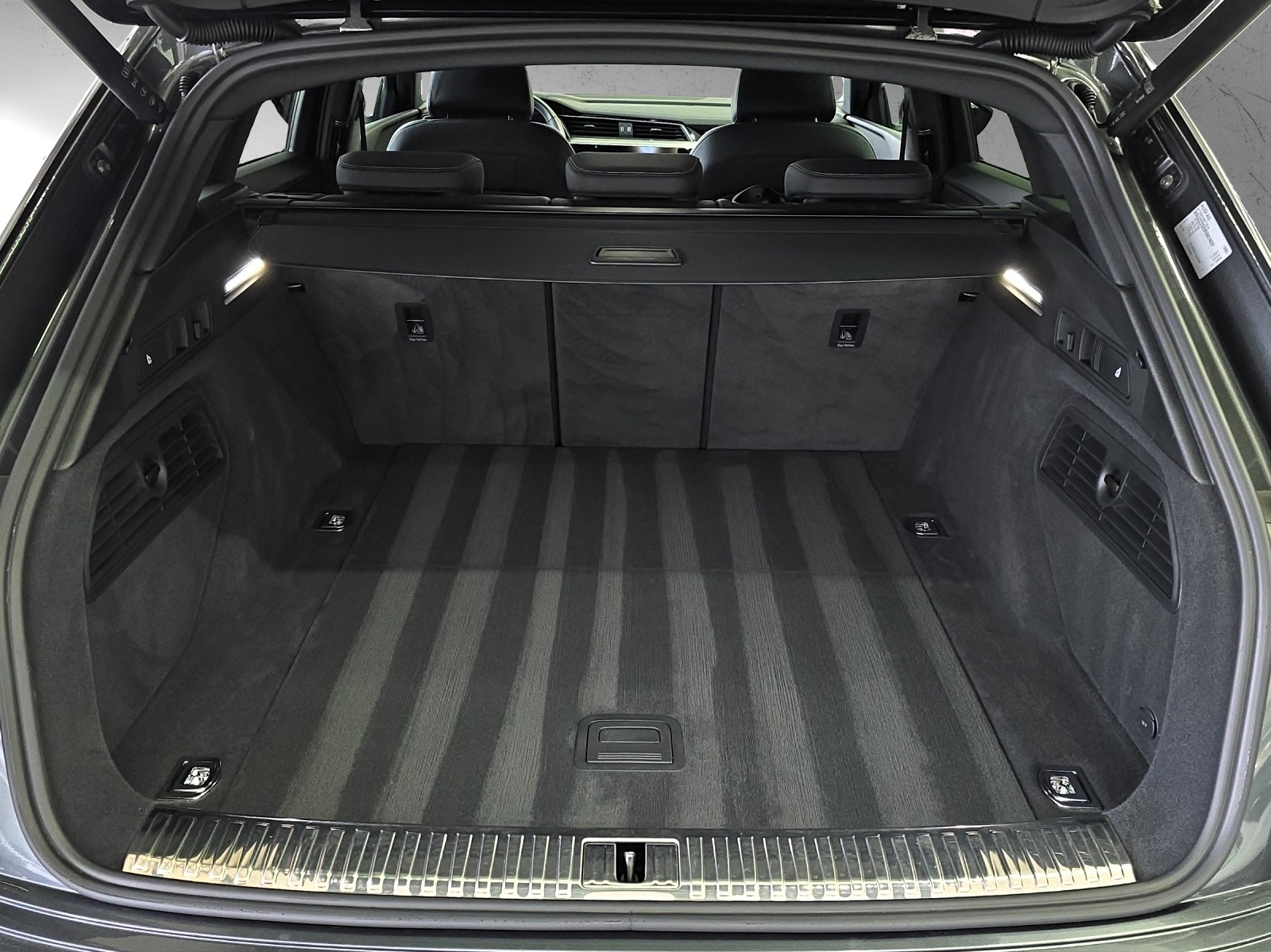 AUDI e-tron 55 S Line Black Edition quattro-image-13