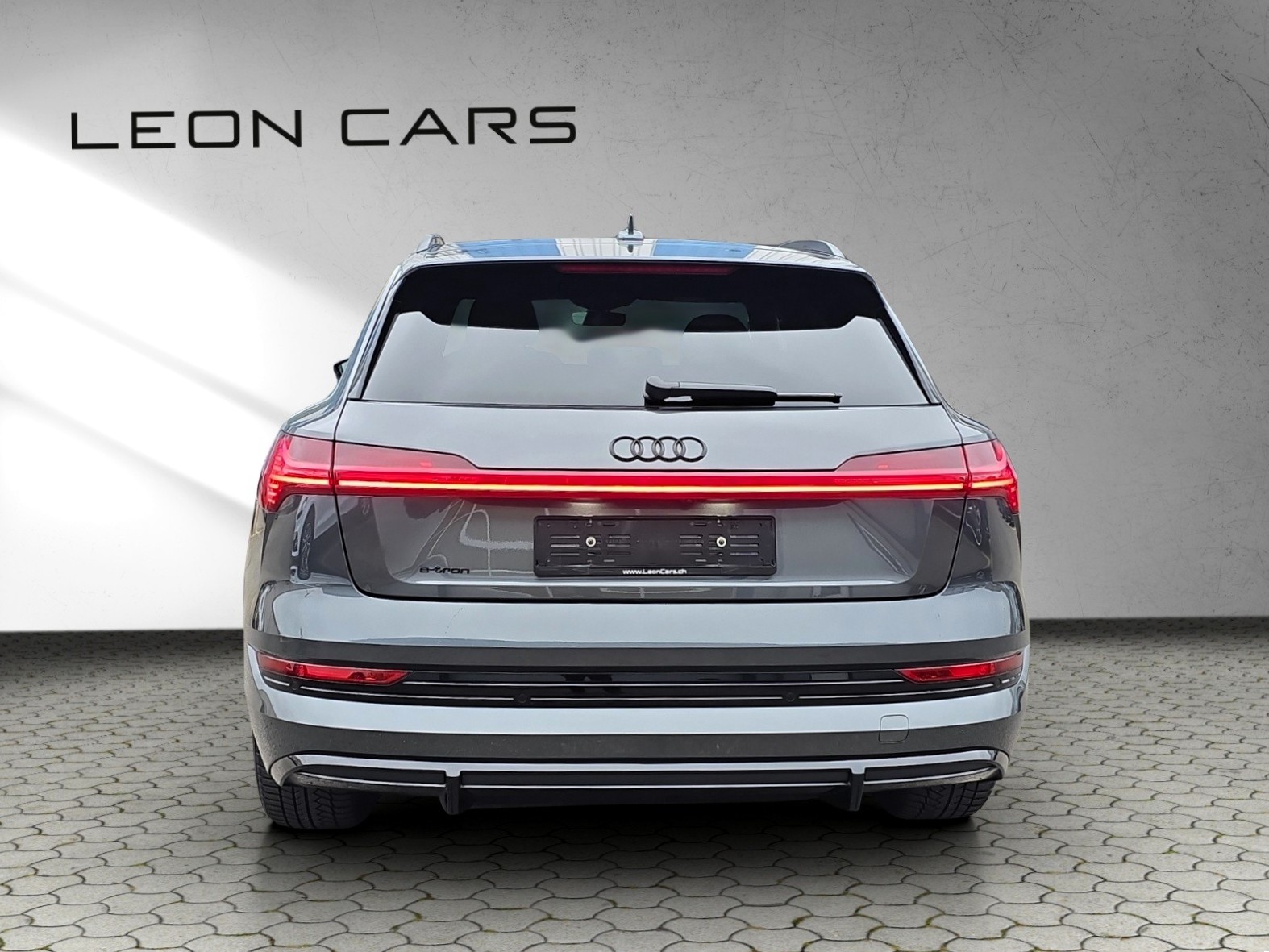 AUDI e-tron 55 S Line Black Edition quattro-image-4