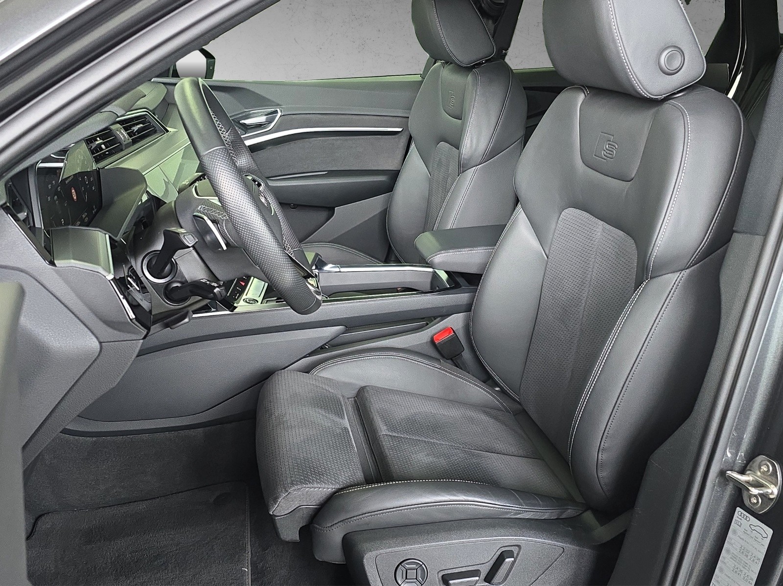AUDI e-tron 55 S Line Black Edition quattro-image-6