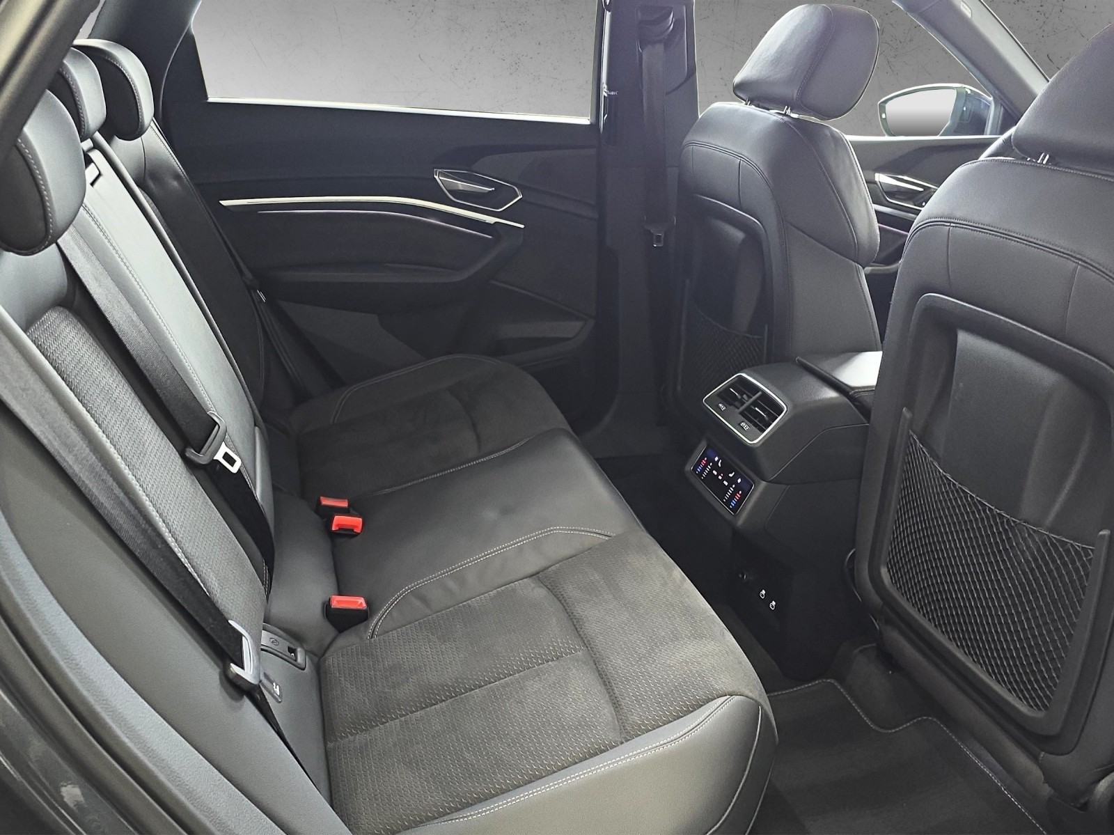 AUDI e-tron 55 S Line Black Edition quattro-image-12