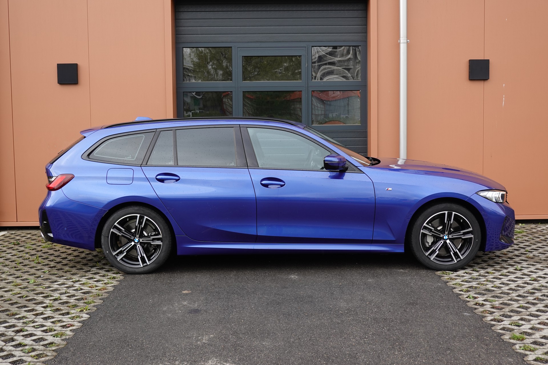 BMW 330i Touring xDrive Steptronic M Sport - "Caméra * Tempomat Adapt. * Hayon Electrique * Drive Select"-image-3