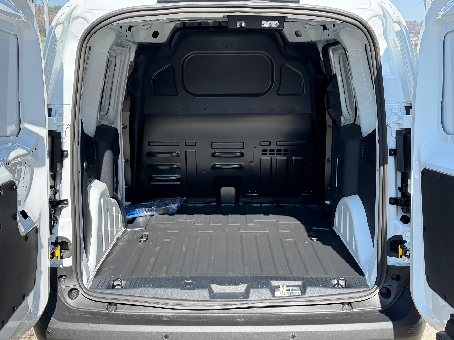 FORD E-Transit Courier Van Trend 43,5kWh-image-11