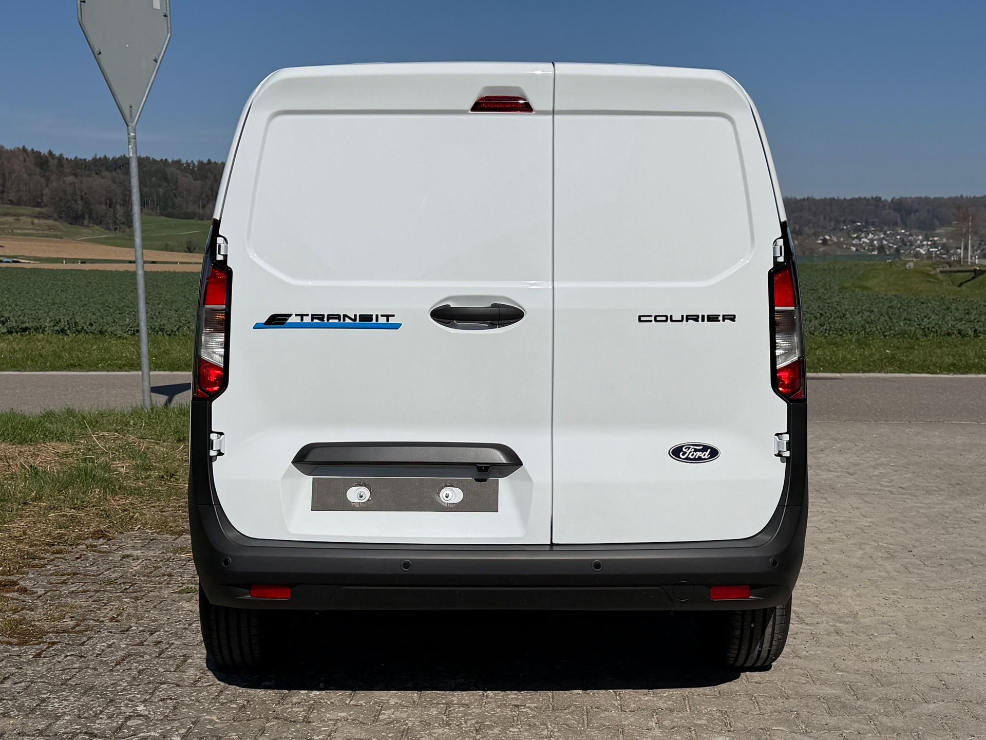 FORD E-Transit Courier Van Trend 43,5kWh-image-3