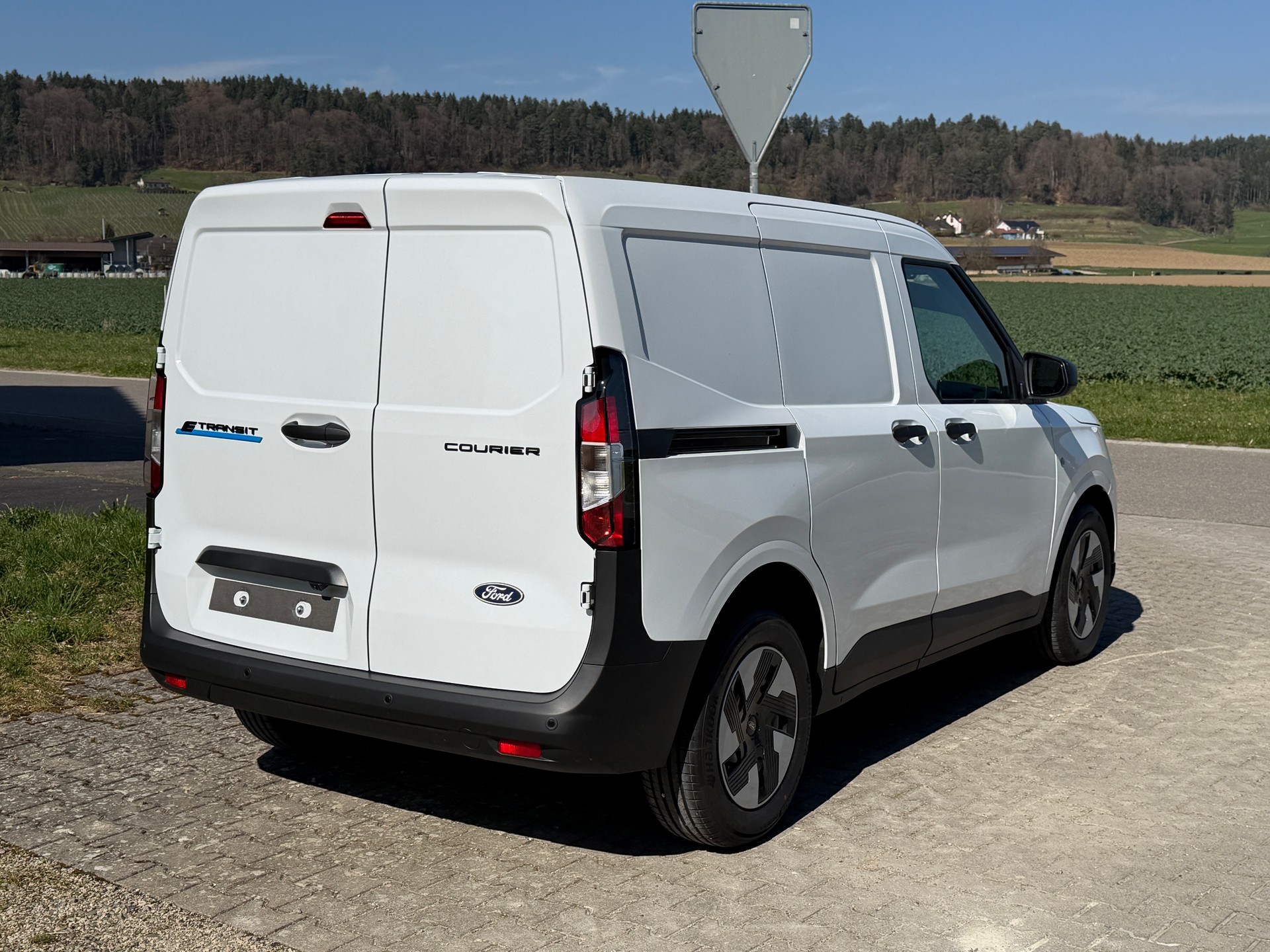FORD E-Transit Courier Van Trend 43,5kWh-image-4