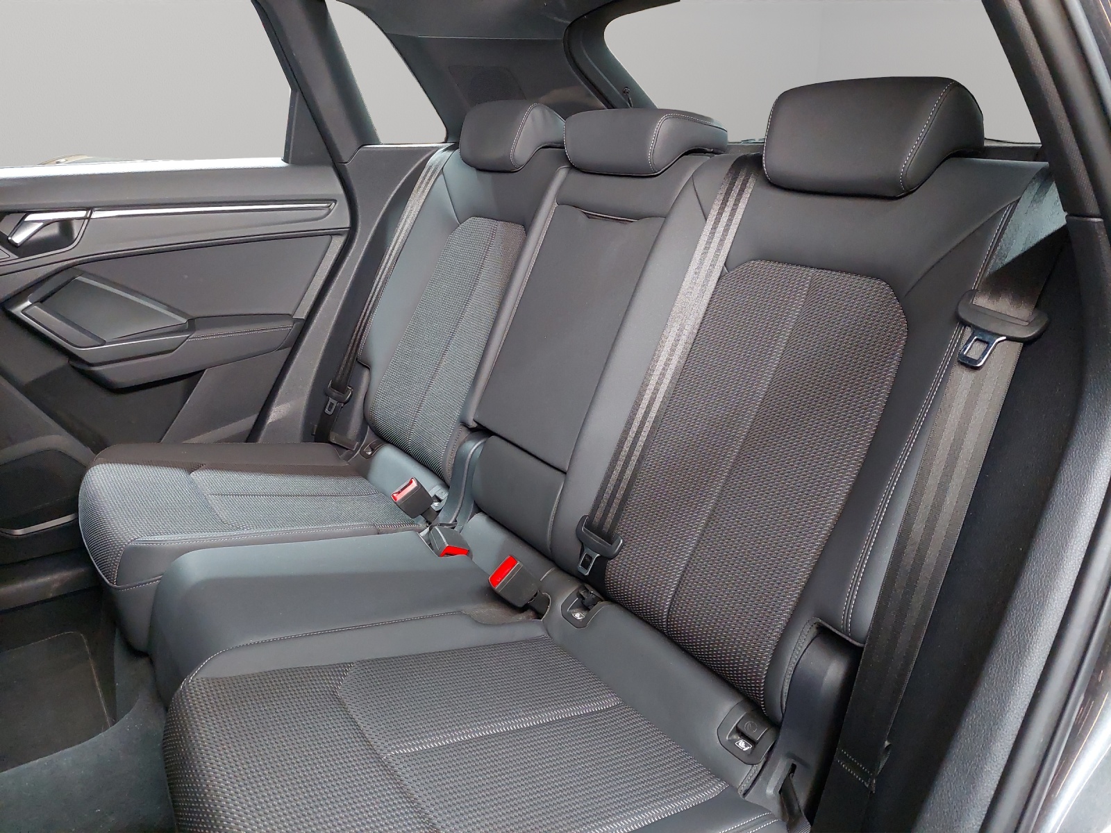 AUDI Q3 40 TFSI S line quattro S-tronic-image-7