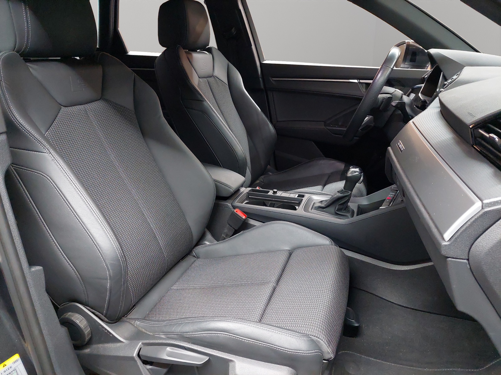 AUDI Q3 40 TFSI S line quattro S-tronic-image-8
