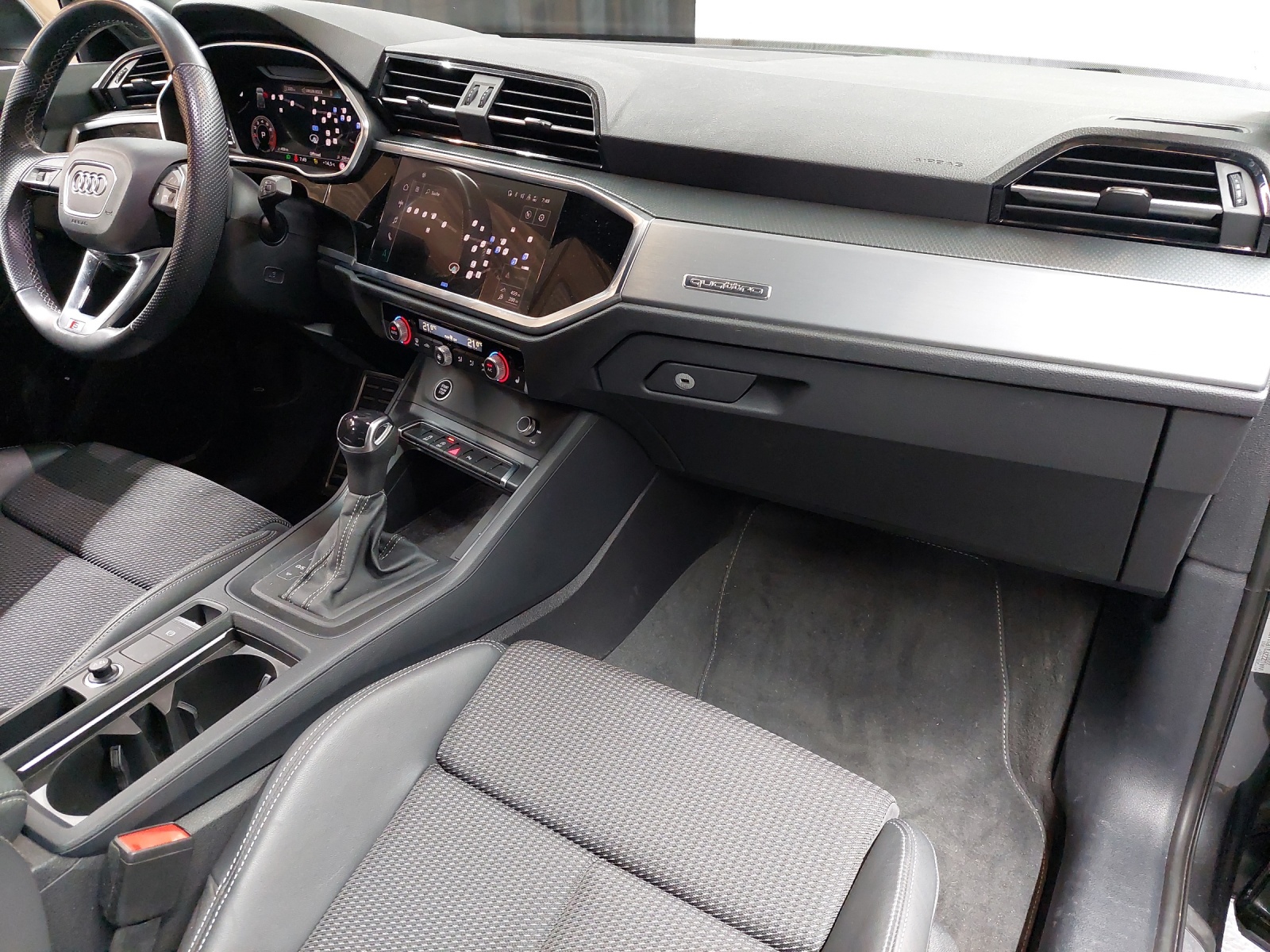 AUDI Q3 40 TFSI S line quattro S-tronic-image-9