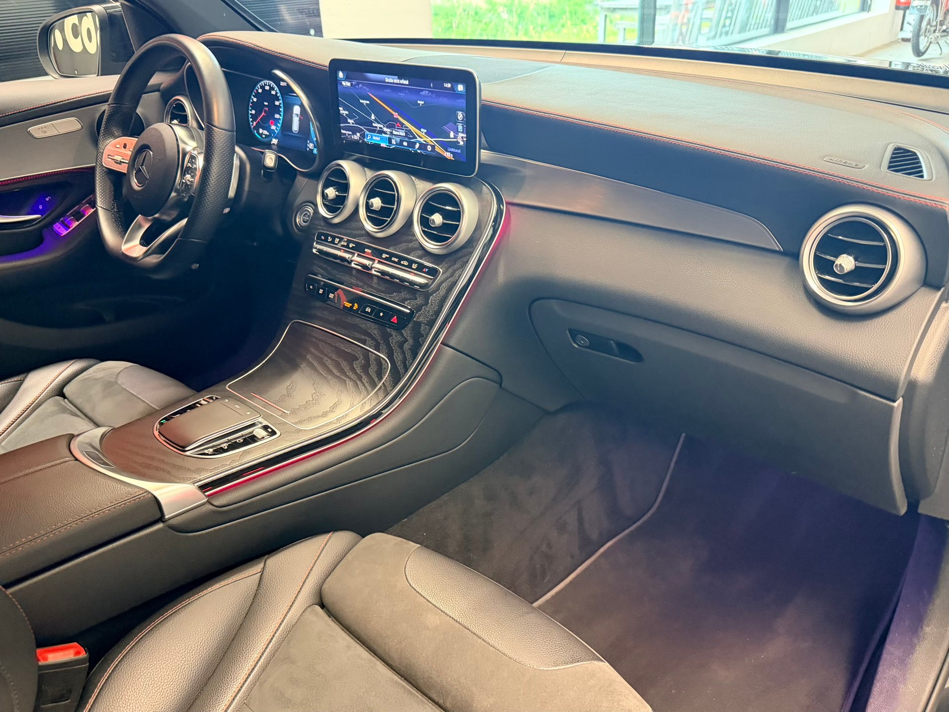 MERCEDES-BENZ GLC 300 d AMG Line 4Matic 9G-Tronic-image-16