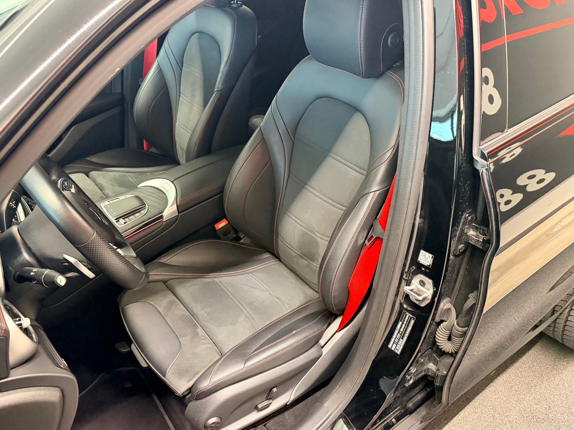 MERCEDES-BENZ GLC 300 d AMG Line 4Matic 9G-Tronic-image-13