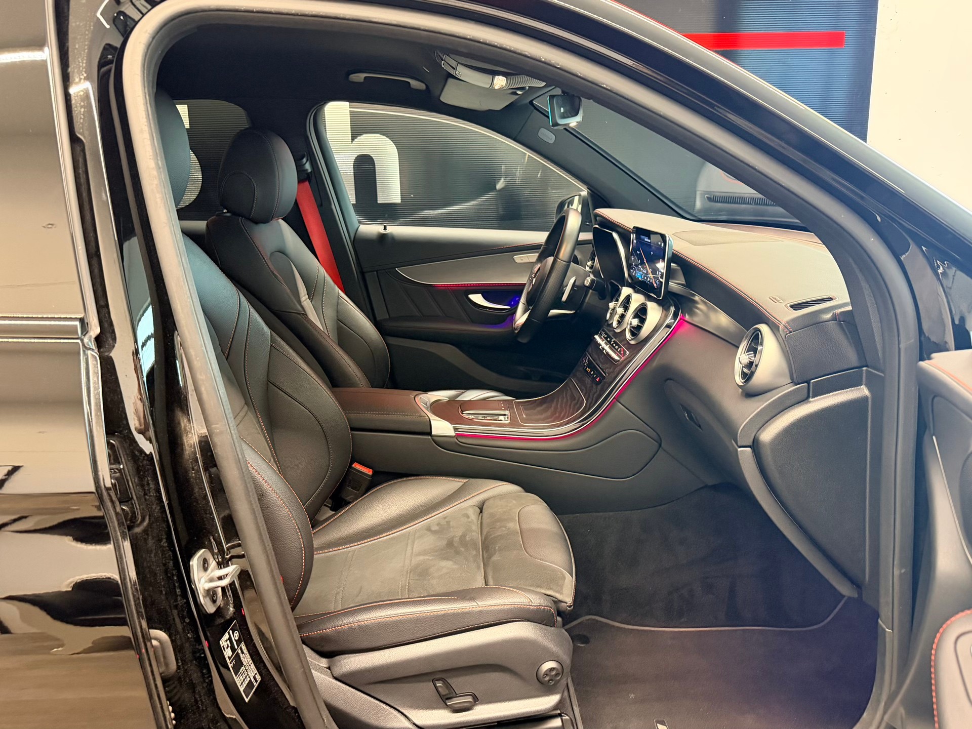 MERCEDES-BENZ GLC 300 d AMG Line 4Matic 9G-Tronic-image-17