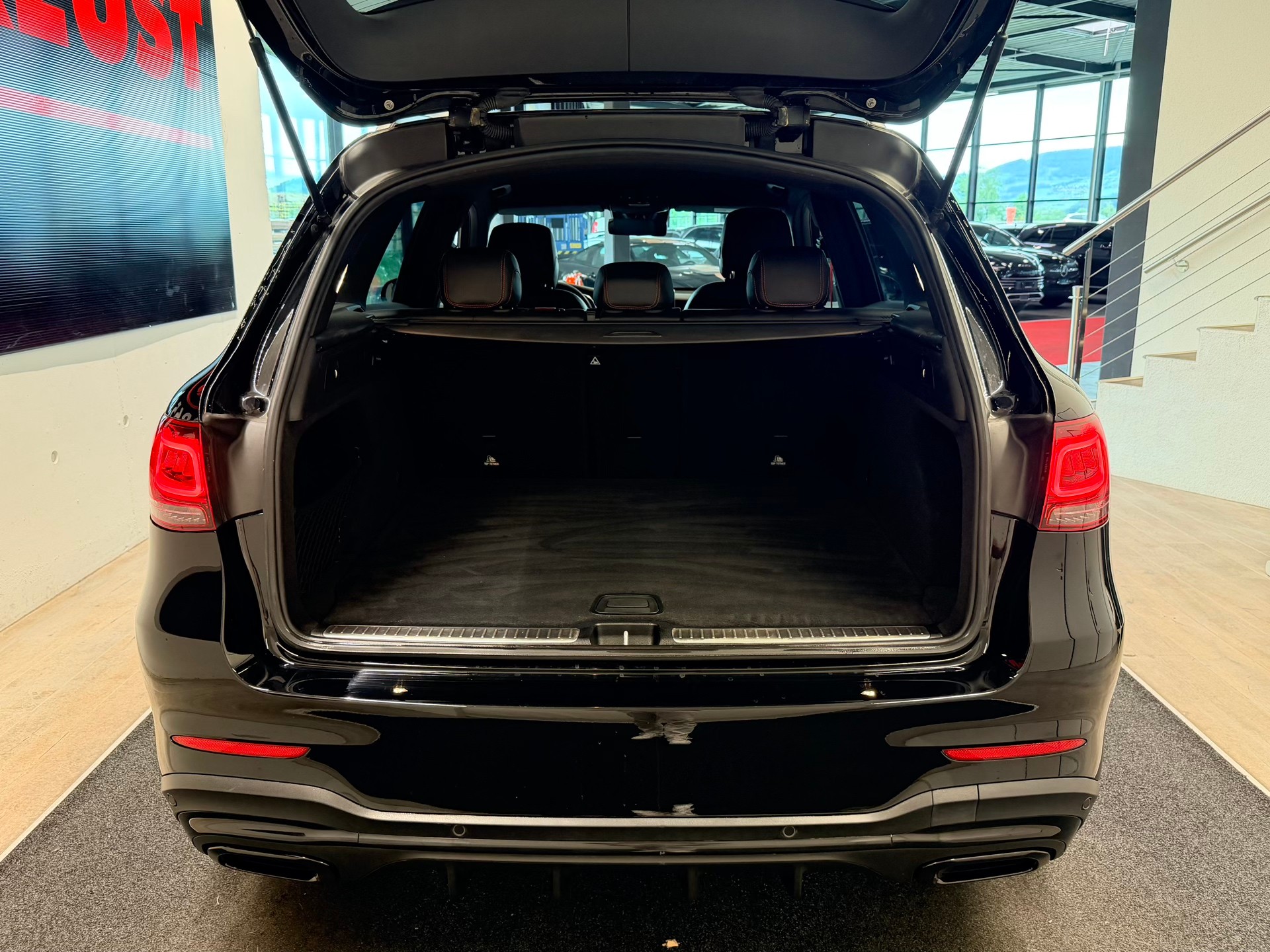 MERCEDES-BENZ GLC 300 d AMG Line 4Matic 9G-Tronic-image-9