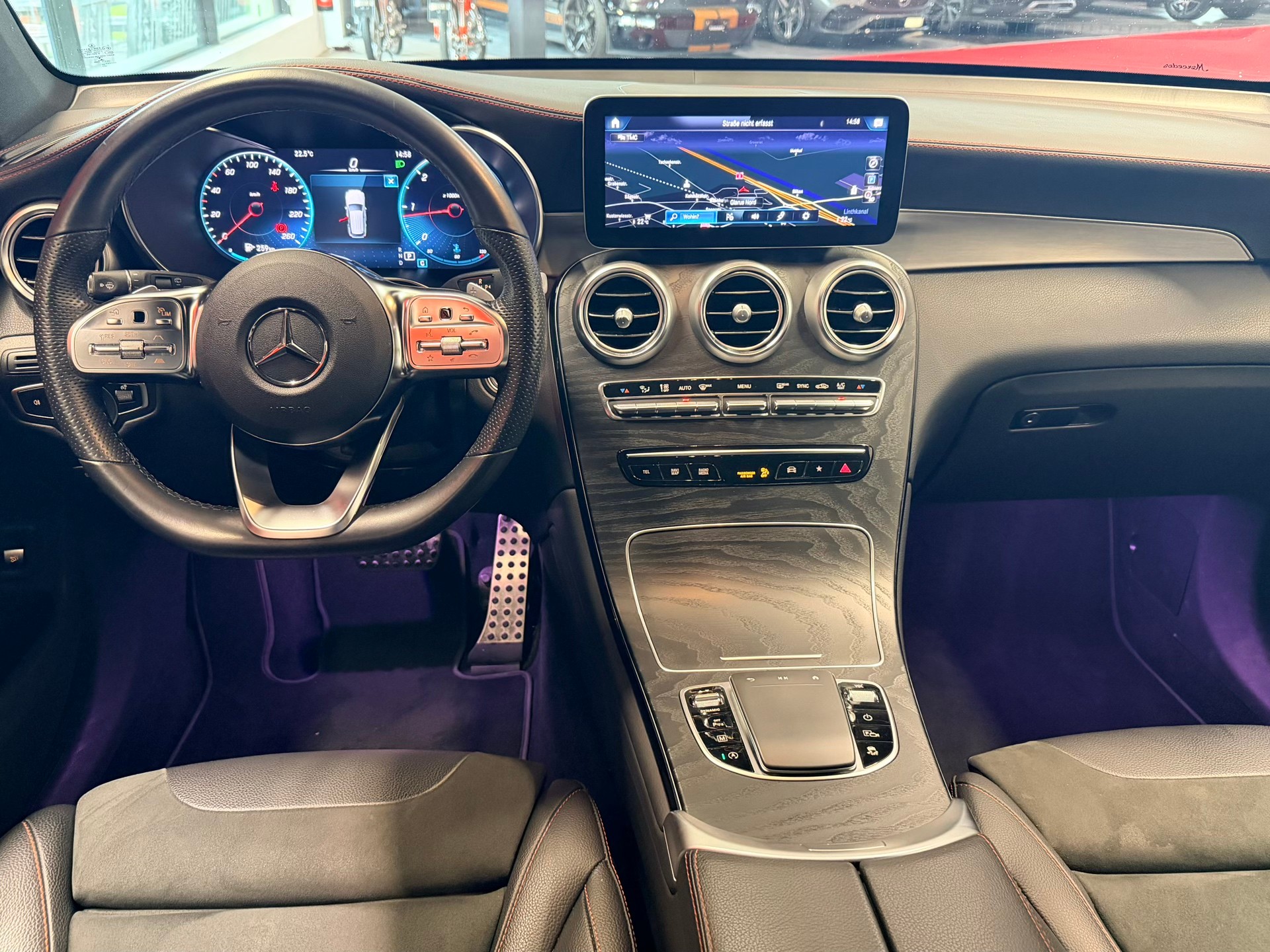 MERCEDES-BENZ GLC 300 d AMG Line 4Matic 9G-Tronic-image-15