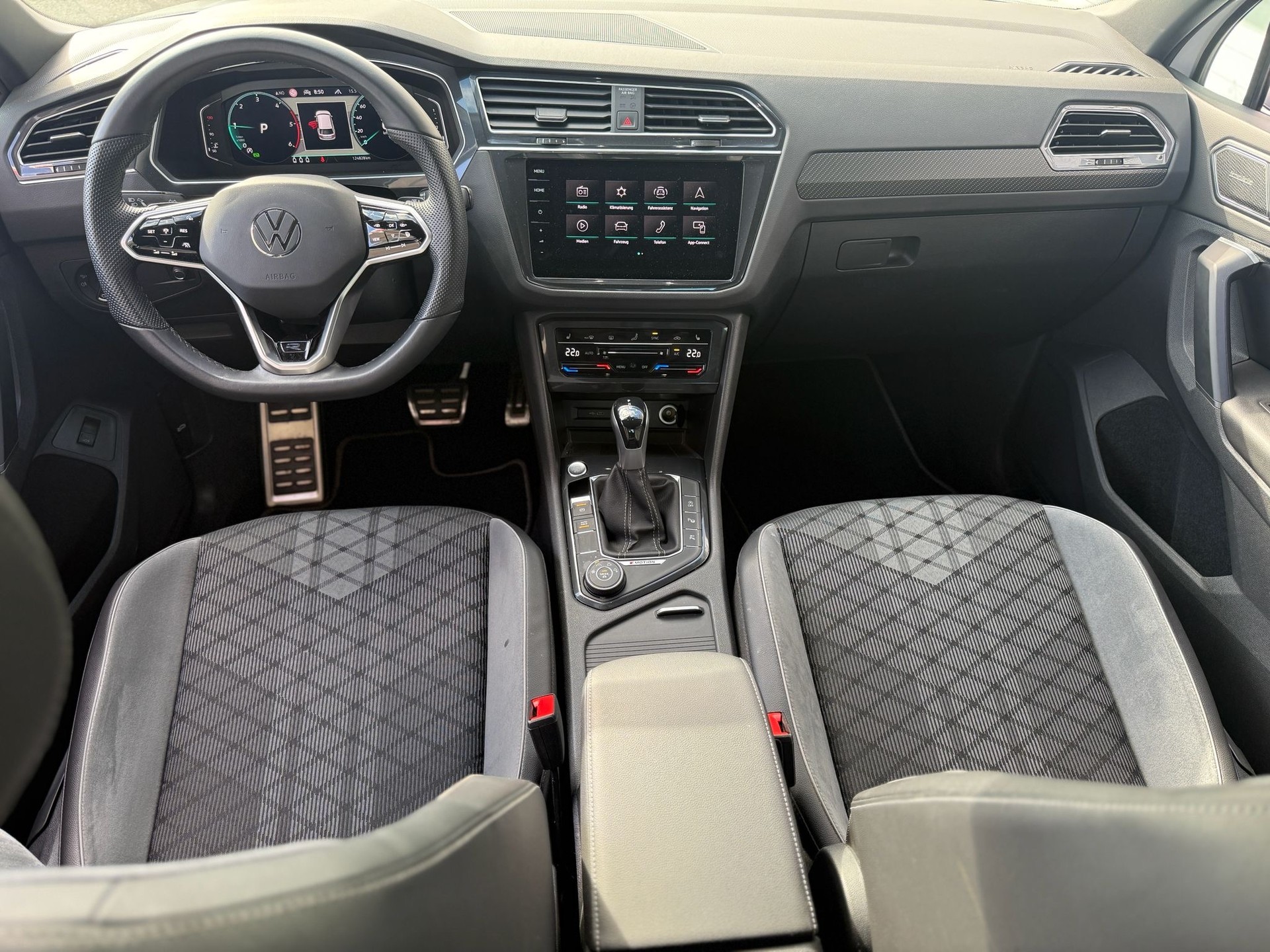VW Tiguan 2.0 TDI SCR R-Line 4Motion DSG-image-25
