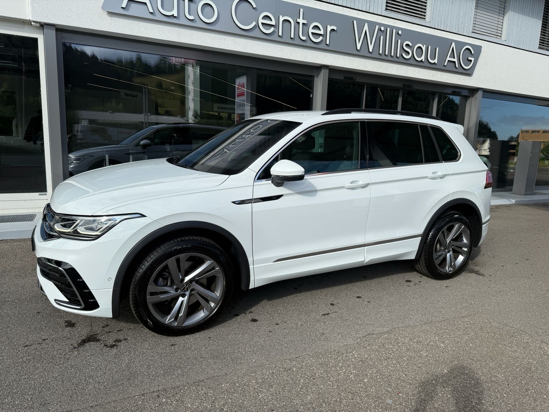 VW Tiguan 2.0 TDI SCR R-Line 4Motion DSG-showroom-element-1
