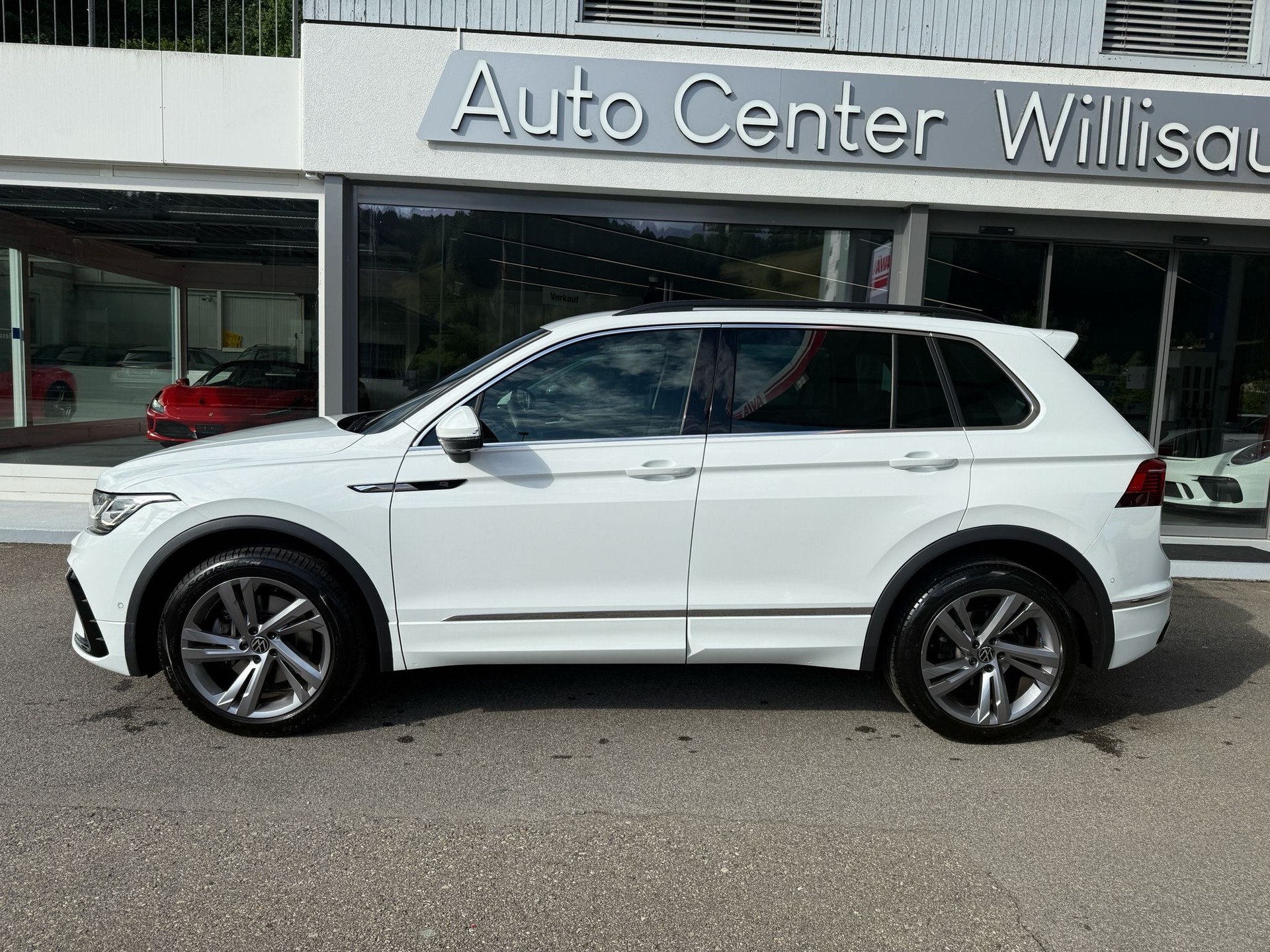 VW Tiguan 2.0 TDI SCR R-Line 4Motion DSG-image-9