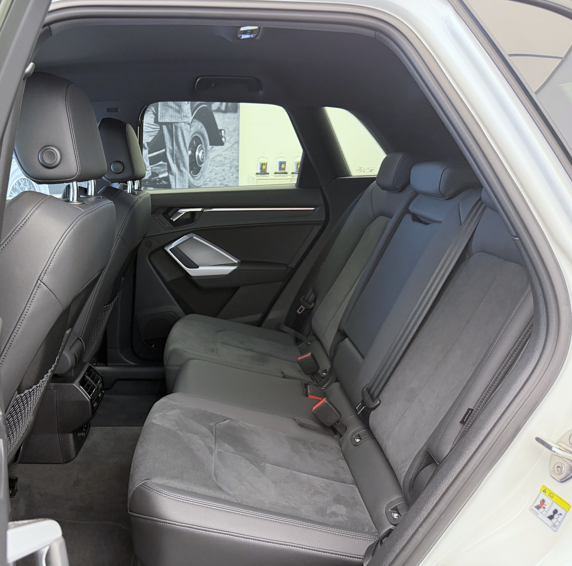 AUDI Q3 45 TFSI advanced quattro S-tronic-image-17