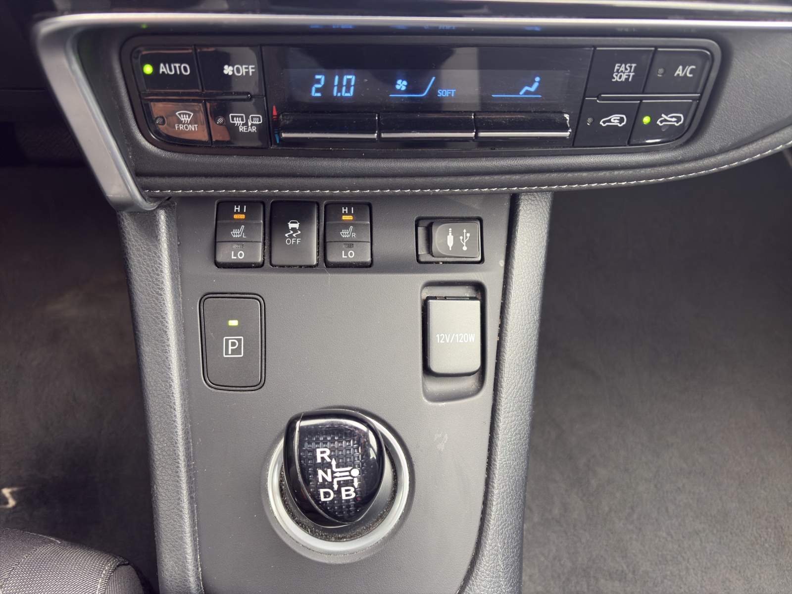 TOYOTA Auris Touring Sports 1.8 HSD Premium e-CVT-image-16