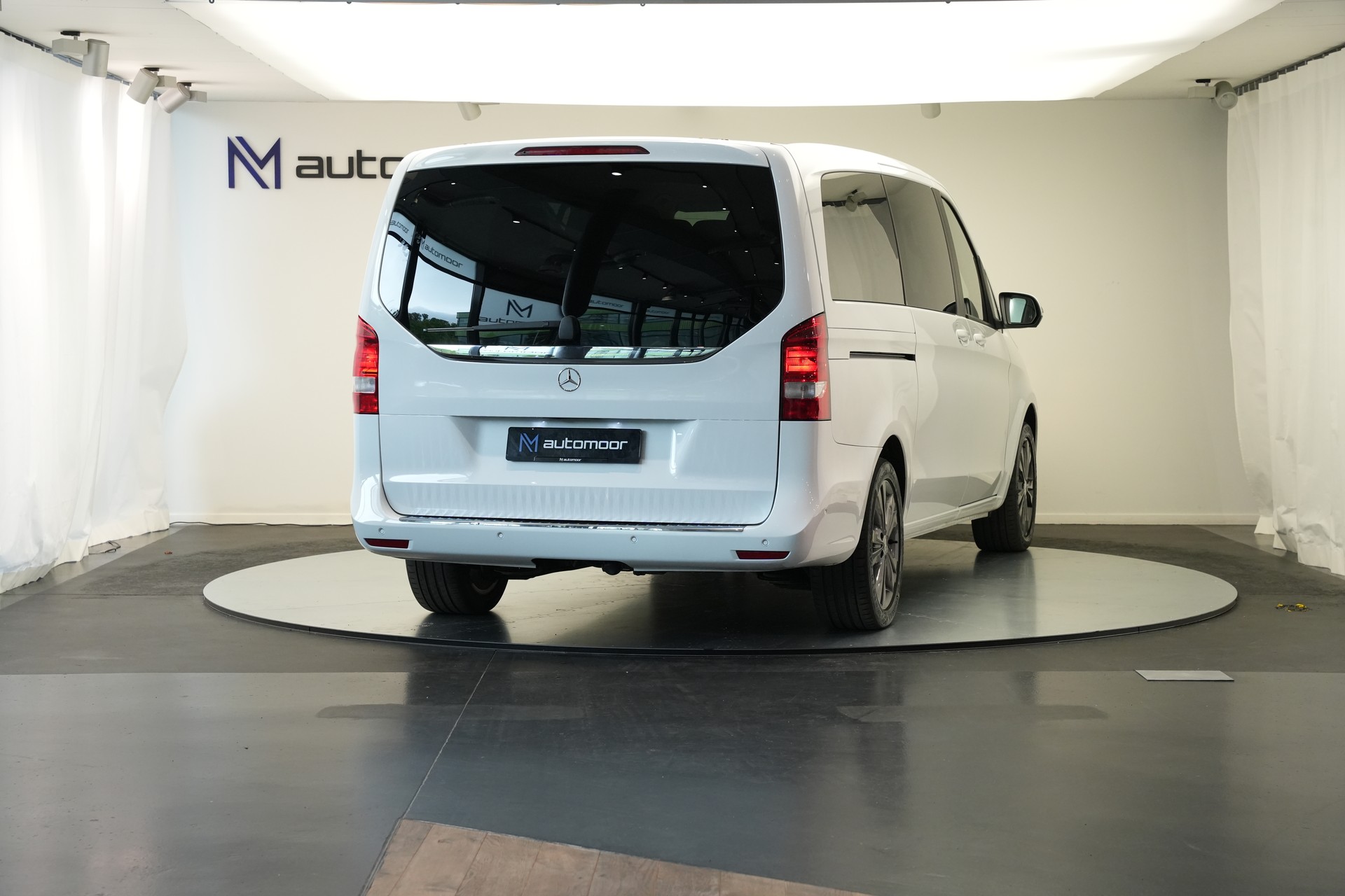 MERCEDES-BENZ V 220 d lang 4Matic 7G-Tronic *CH-Fahrzeug* *8 Sitze*-image-4