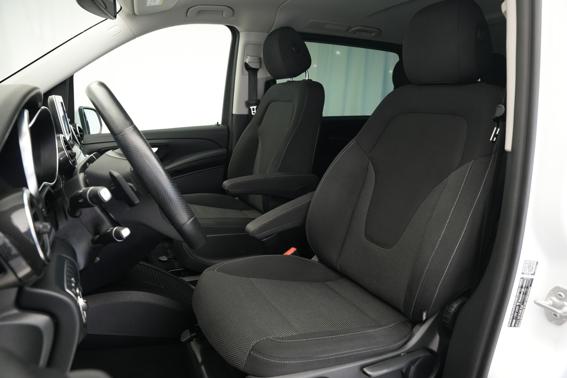 MERCEDES-BENZ V 220 d lang 4Matic 7G-Tronic *CH-Fahrzeug* *8 Sitze*-image-9