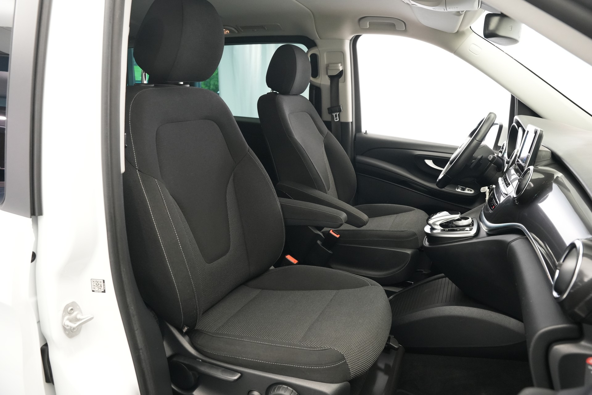MERCEDES-BENZ V 220 d lang 4Matic 7G-Tronic *CH-Fahrzeug* *8 Sitze*-image-13