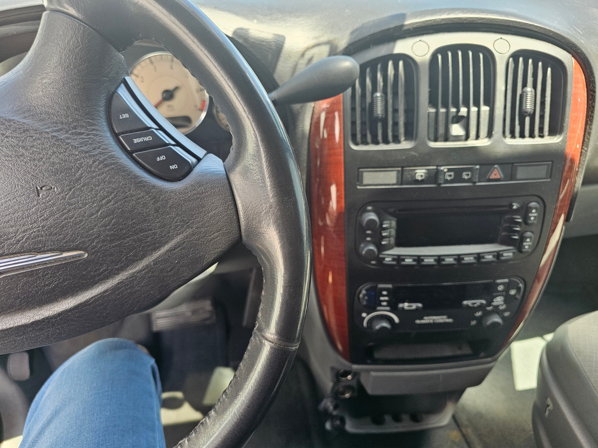 CHRYSLER Grand Voyager 3.3 LX Swiss Edition Automatic-image-4