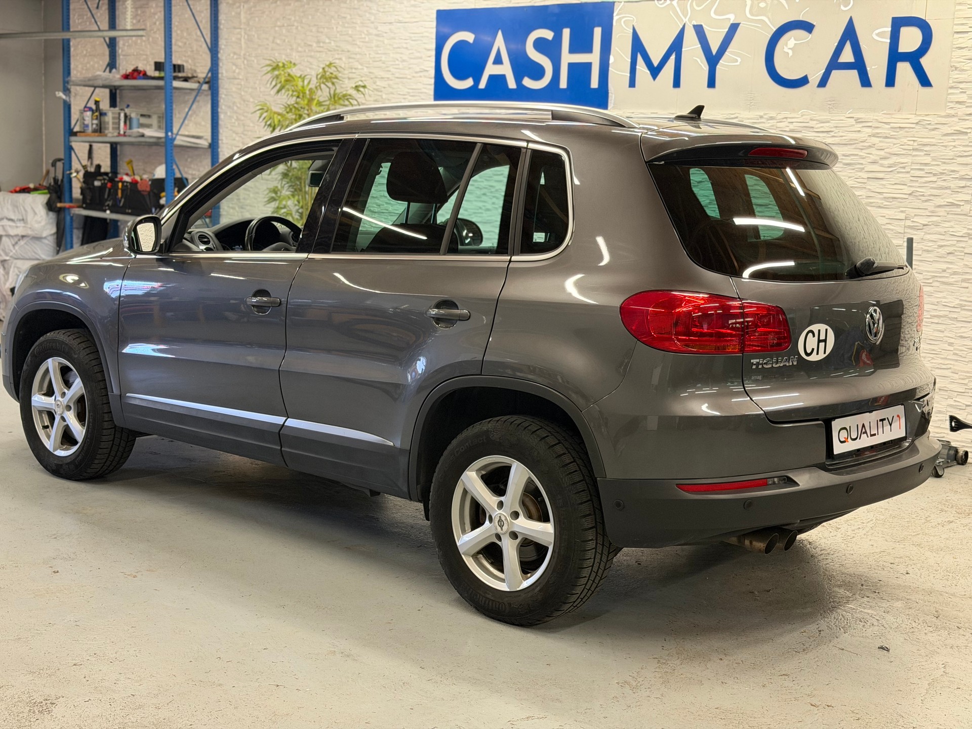 VW Tiguan 2.0 TDI BlueMotion Sport&Style 4Motion-image-2