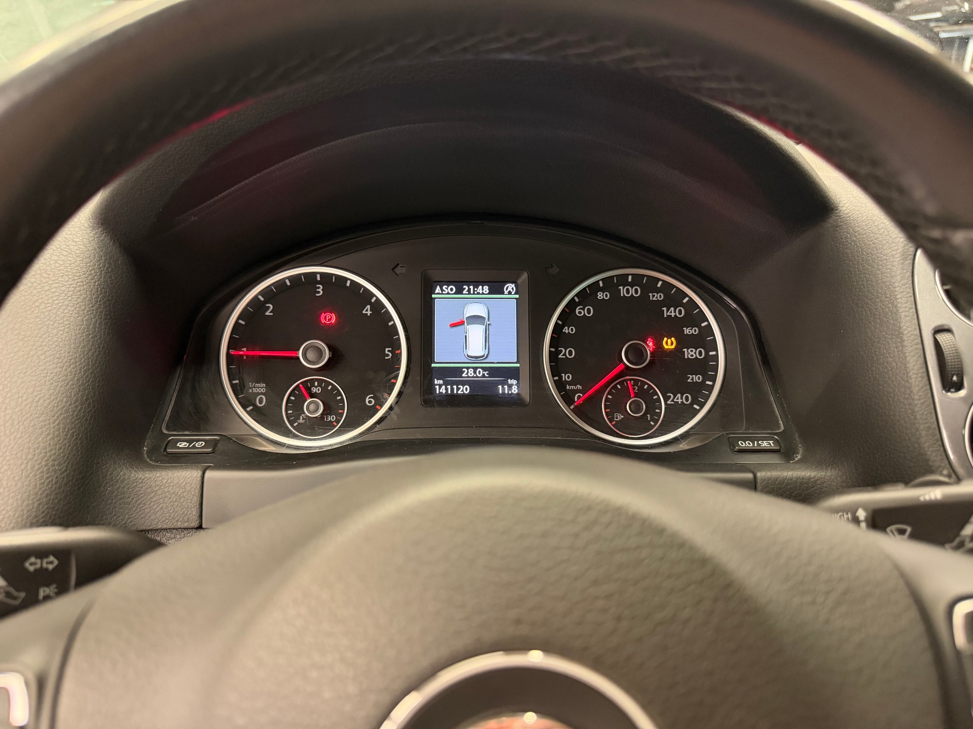 VW Tiguan 2.0 TDI BlueMotion Sport&Style 4Motion-image-11