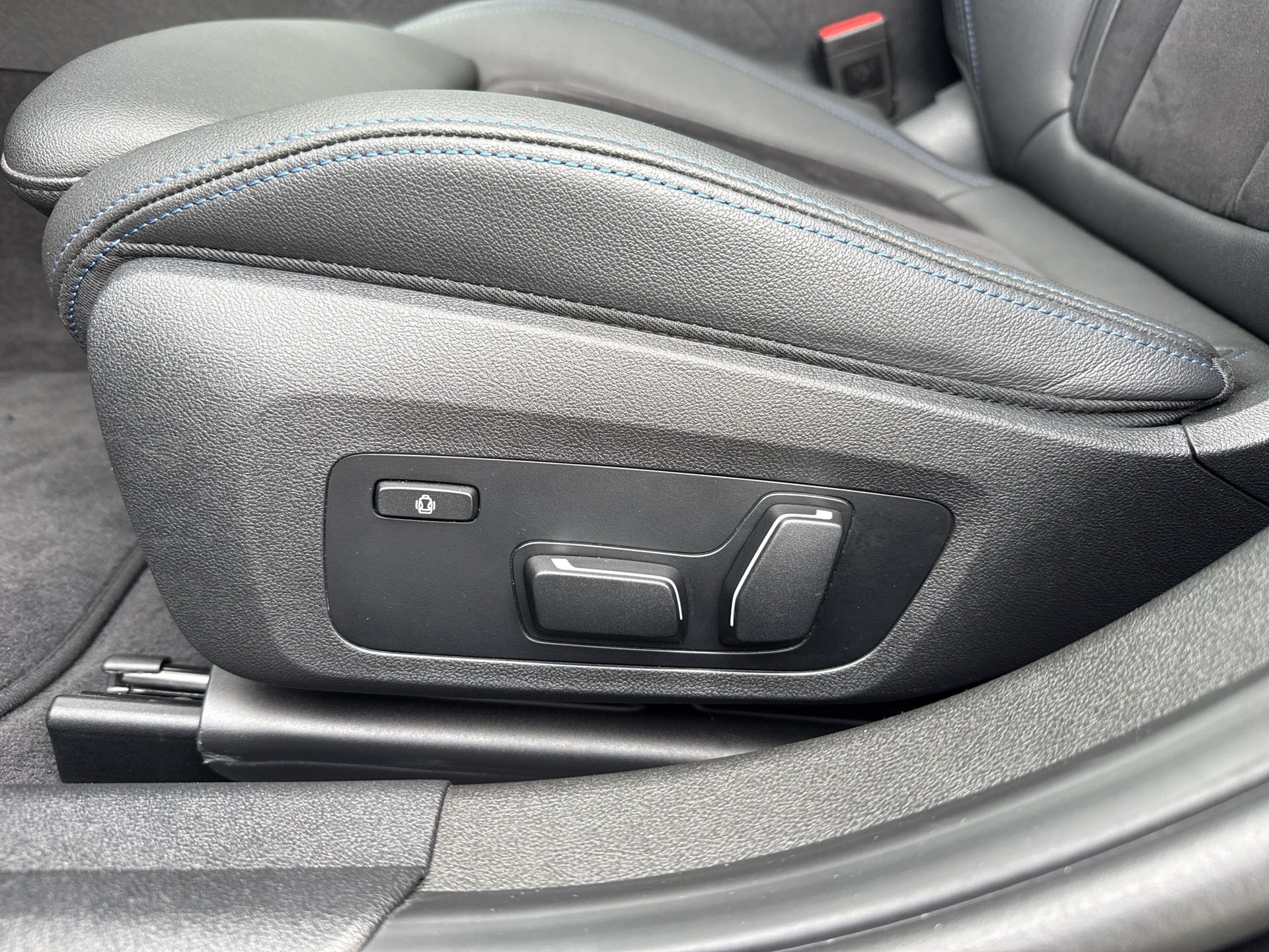 BMW M340i xDrive 48V Touring Steptronic-image-18