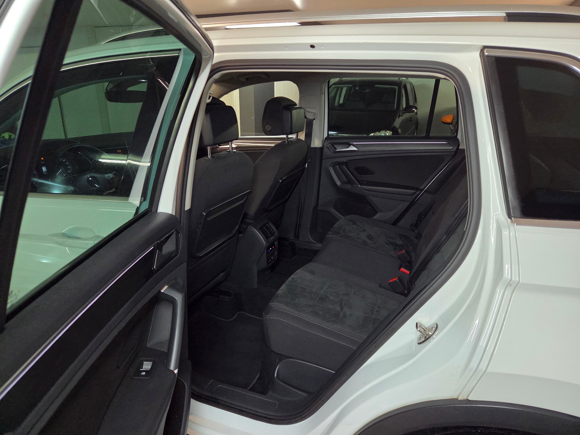 VW Tiguan 2.0 TDI SCR Highline 4Motion DSG-image-9