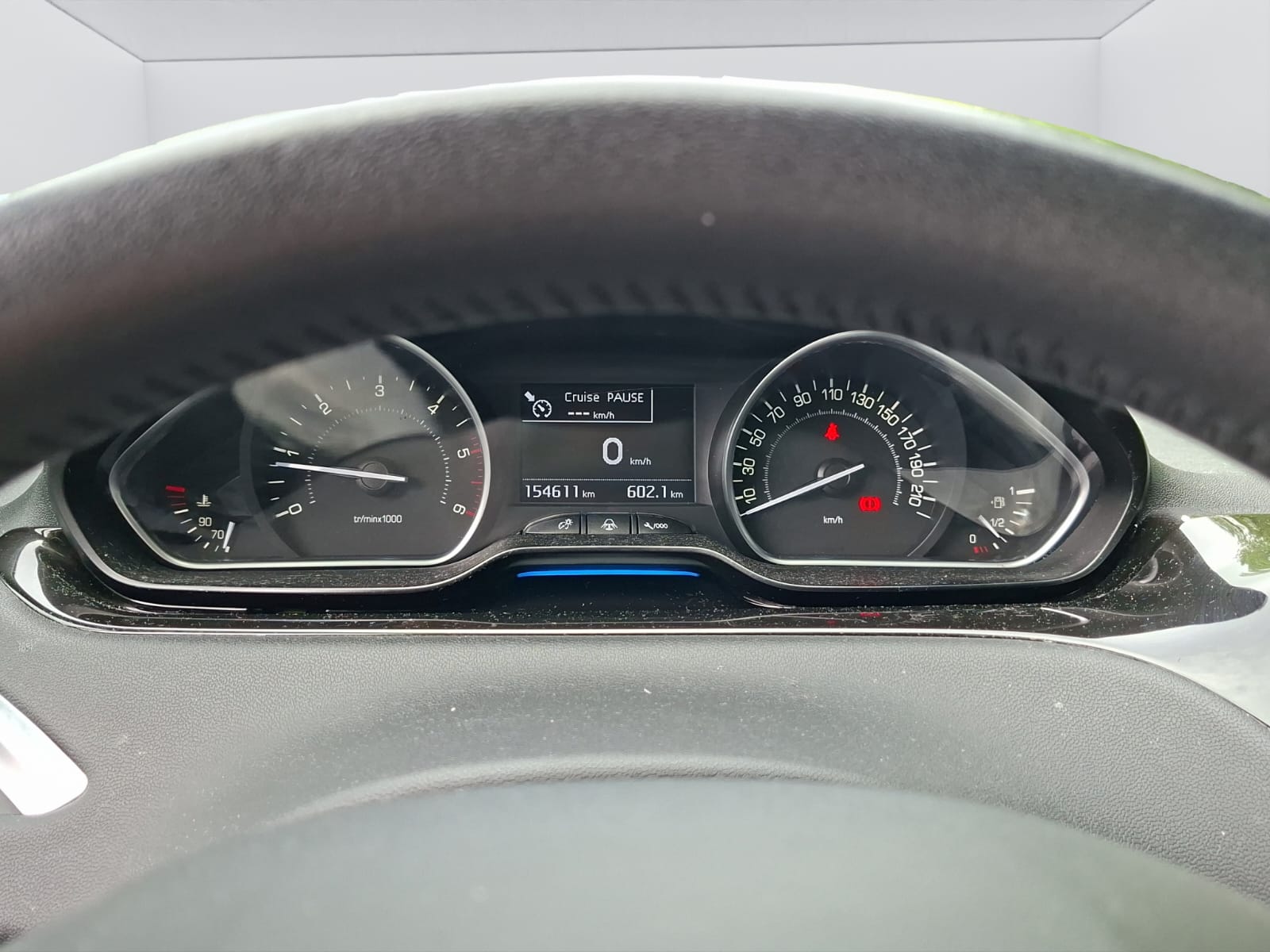 PEUGEOT 208 1.6 e-HDI Allure-image-16