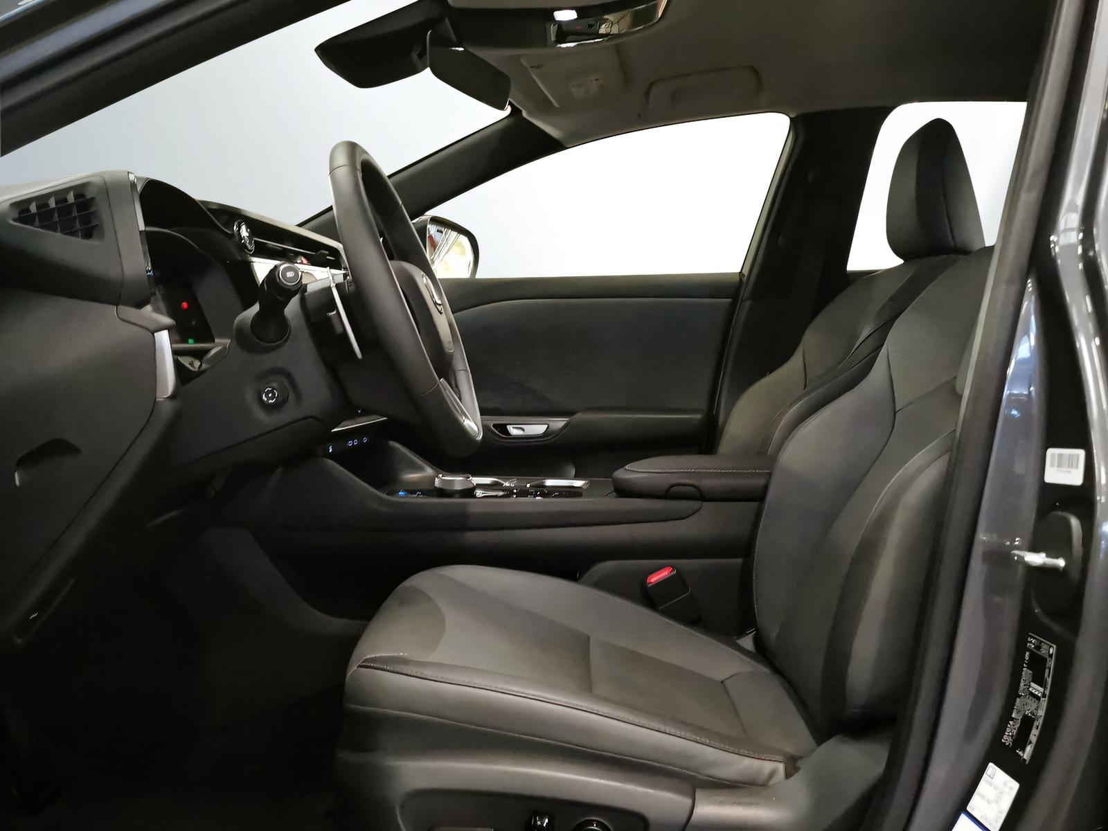 LEXUS RZ 450e Comfort-image-3